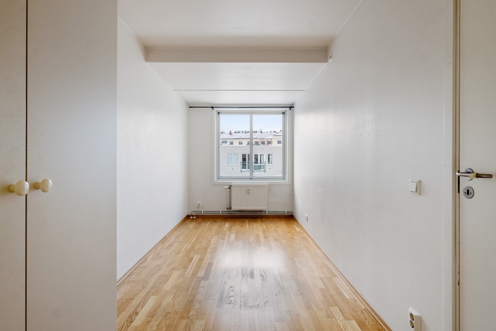 Plass til seng, nattbord og garderobeskap. Galleribilde