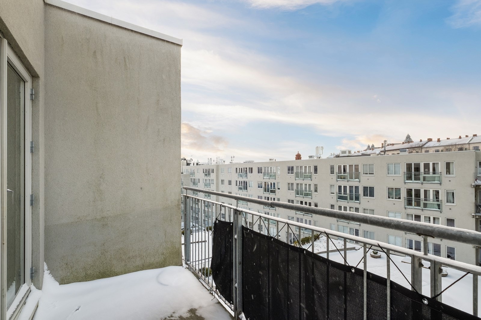 Balkong vendt ut mot rolig bakgård. Galleribilde