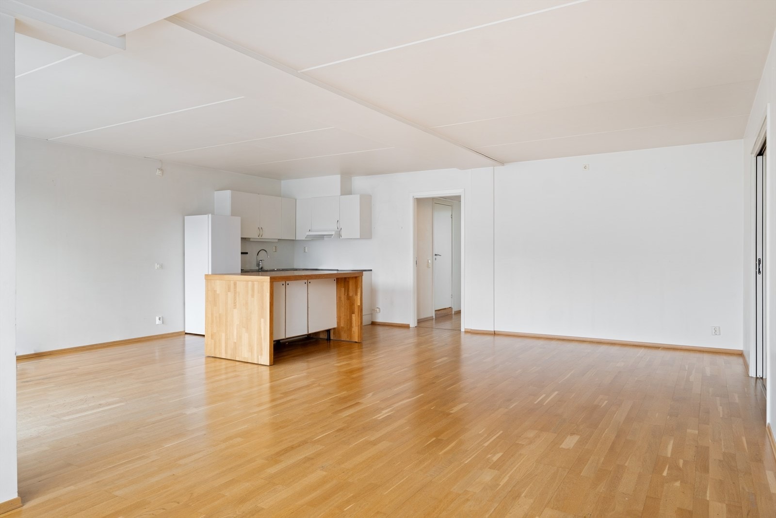 God plass til både sofa, stuebord, samt tilhørende møblement. Galleribilde