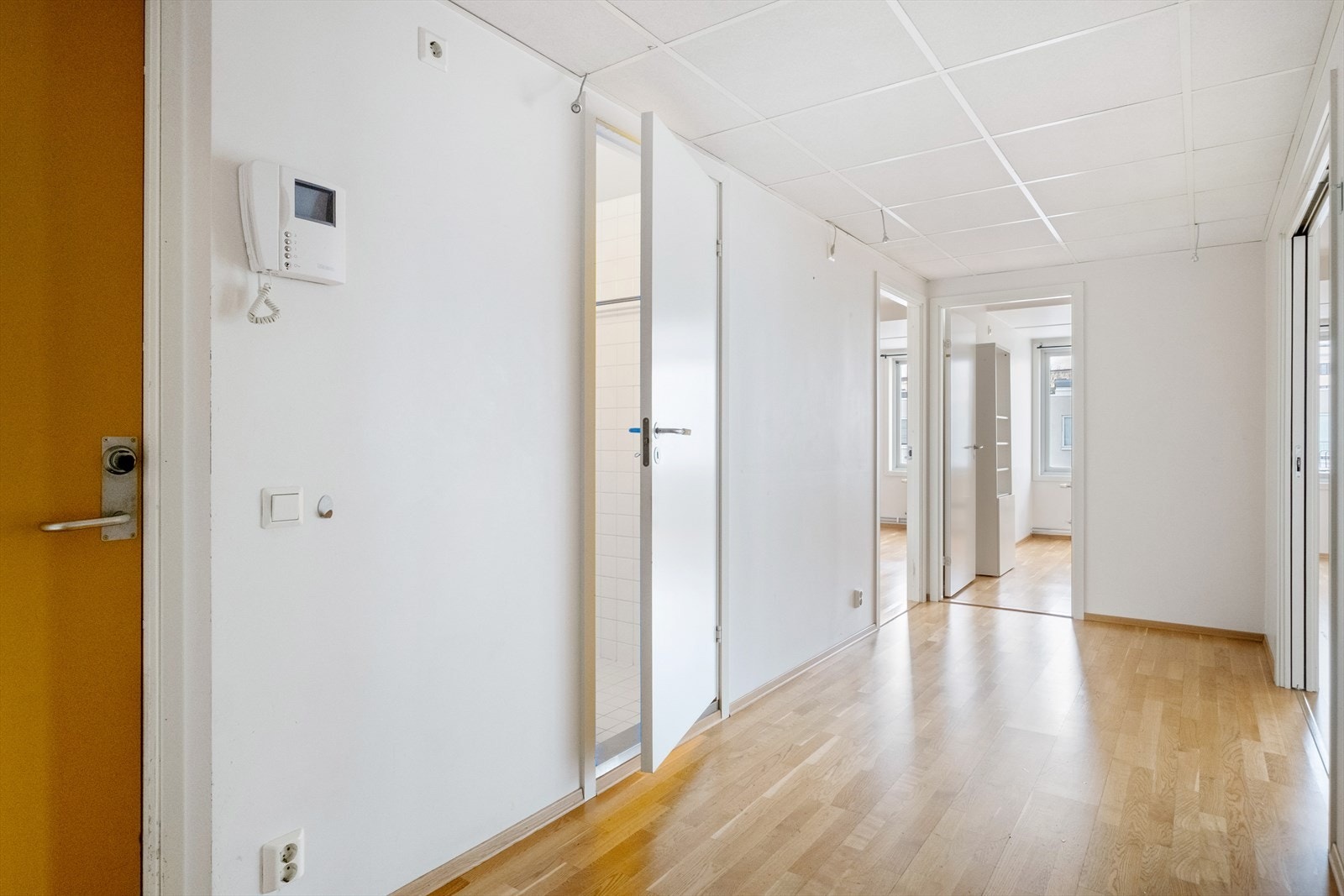 Lys og romslig entrè - utstyrt med port-telefon. Galleribilde