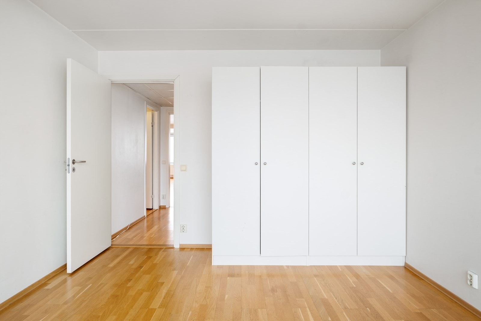 Praktisk garderobeskap. Galleribilde