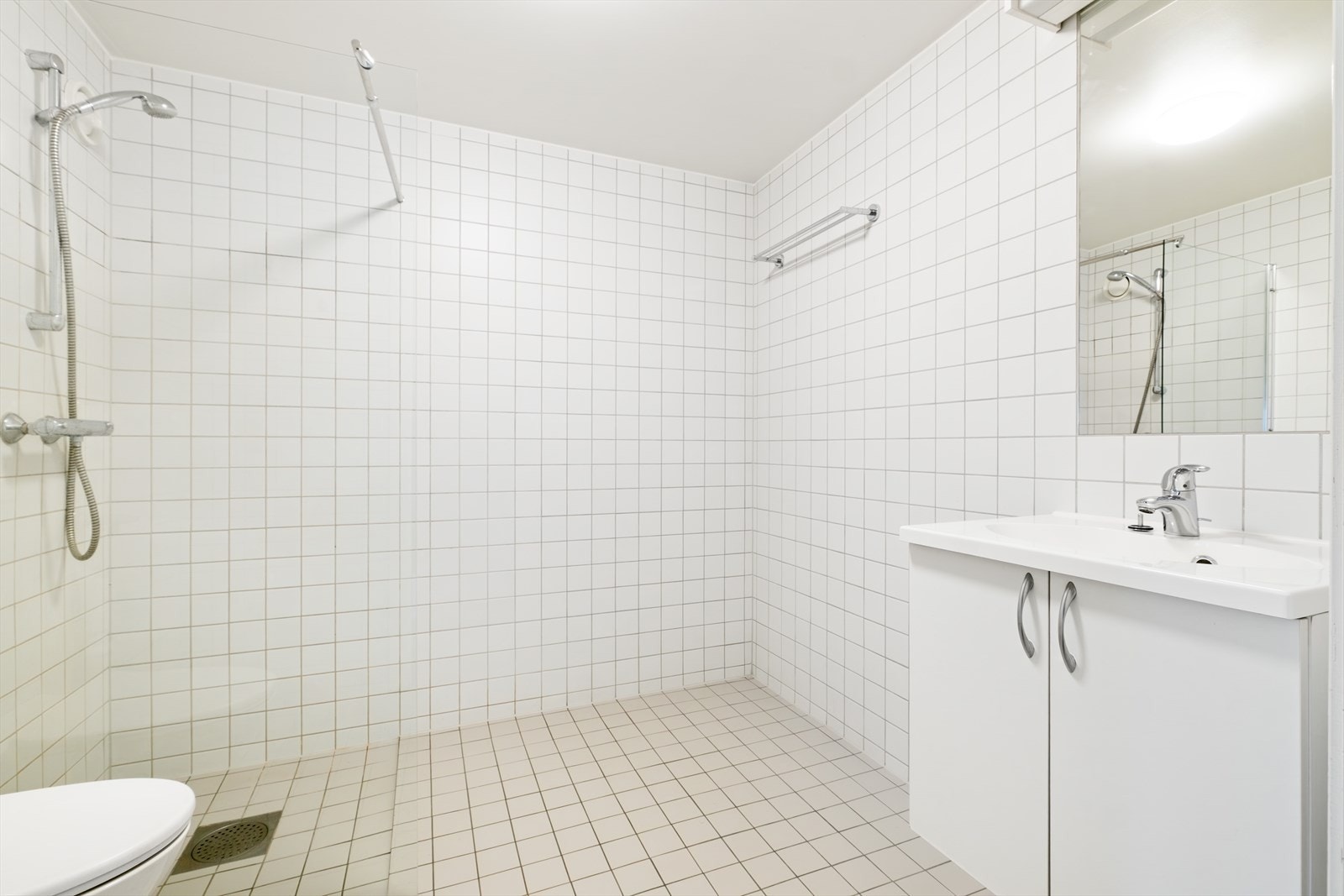 Fliser på både gulv og vegger, samt varmekabler i gulv. Galleribilde