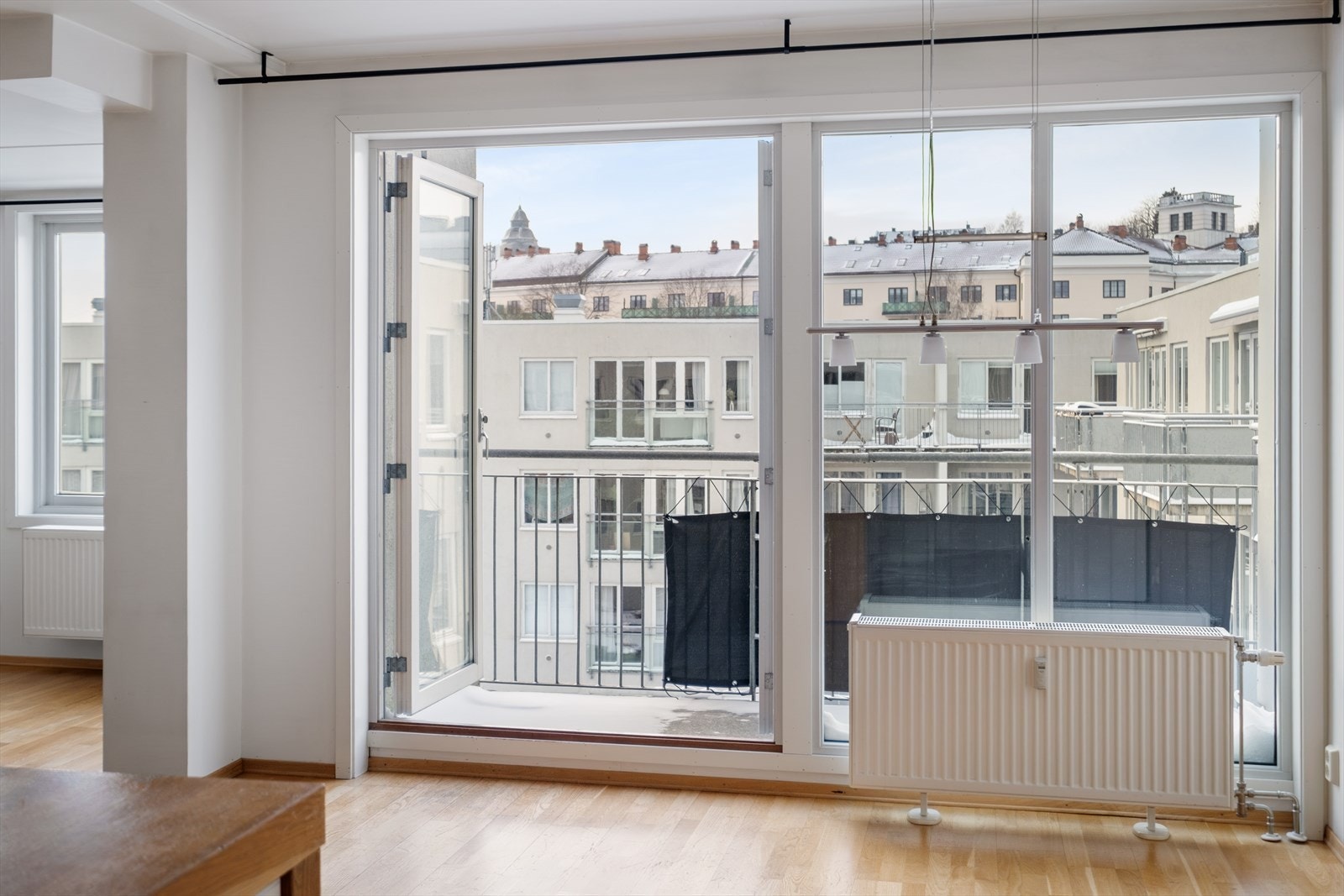 Direkte utgang fra stue/ kjøkken ut mot en solrik balkong. Galleribilde