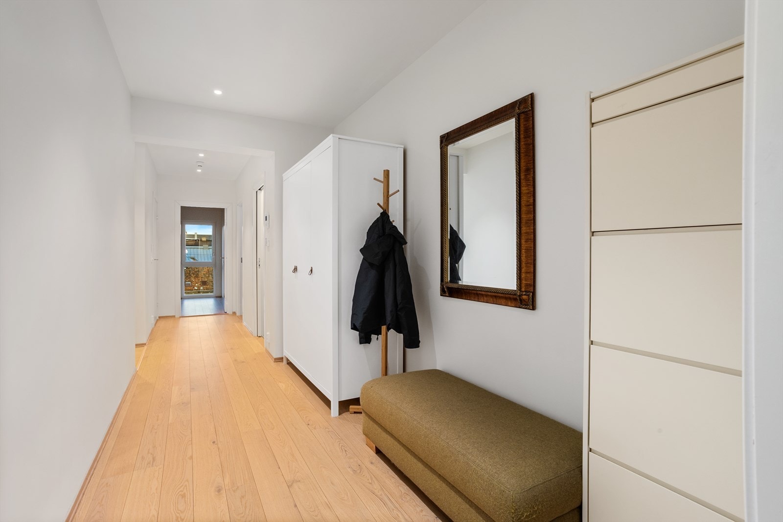 Velkommen inn! Her er det god plass til å henge fra seg sko og jakker Galleribilde