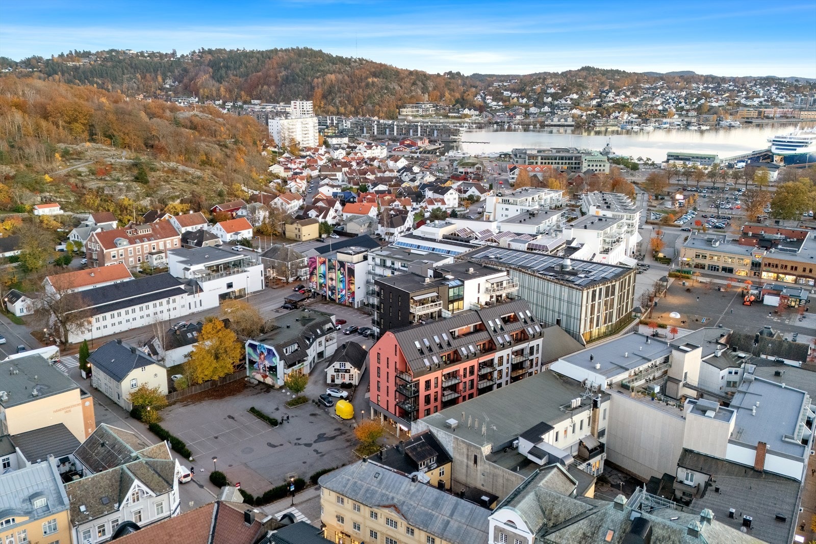 Leiligheten ligger midt i sentrum med gangavstand til alt man skulle trenge og enda mer Galleribilde