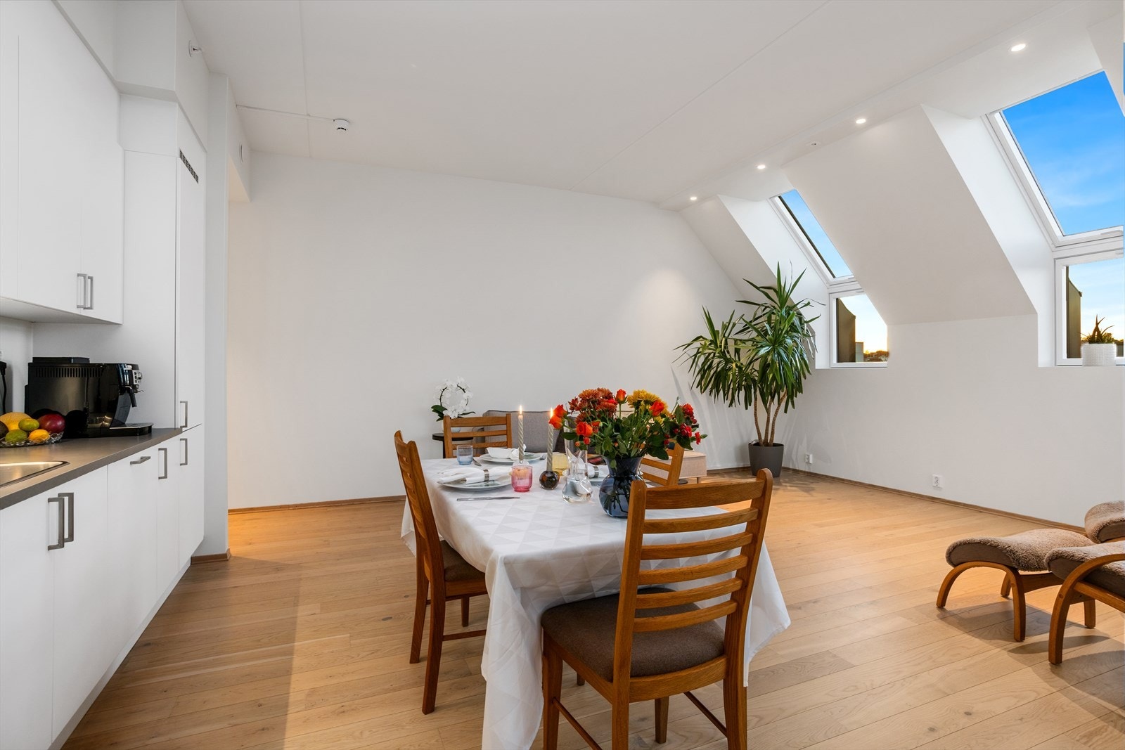 Det er god plass til spisebord på kjøkkenet Galleribilde