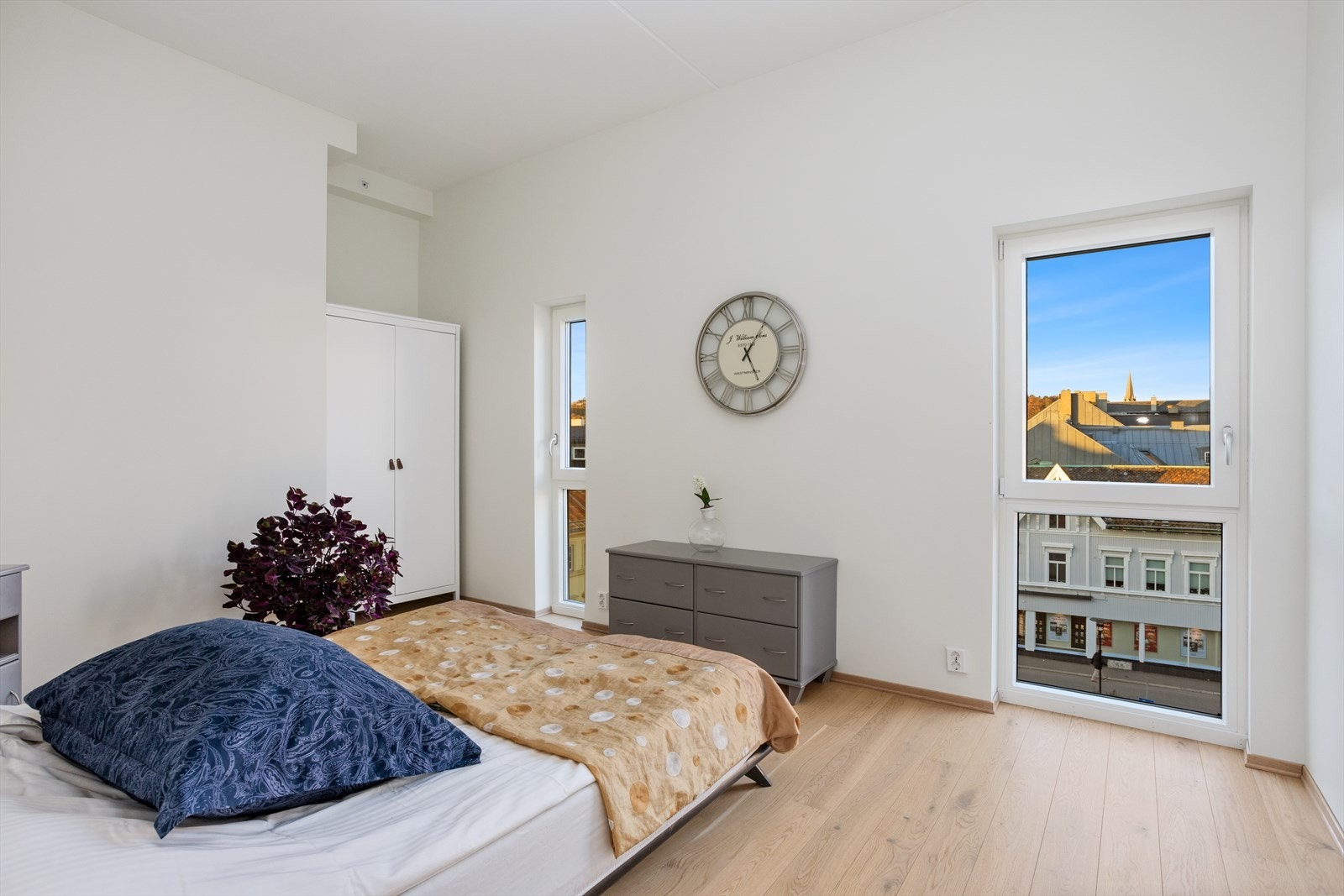 Hovedsoverommet er av god størrelse med plass til dobbeltseng, nattbord og garderobeløsning Galleribilde