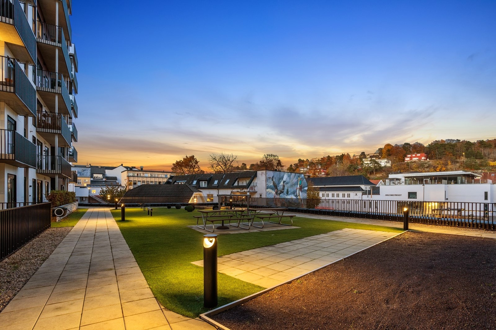 Fellesområdene er pent opparbeidet med belysning, plen og gangstier Galleribilde