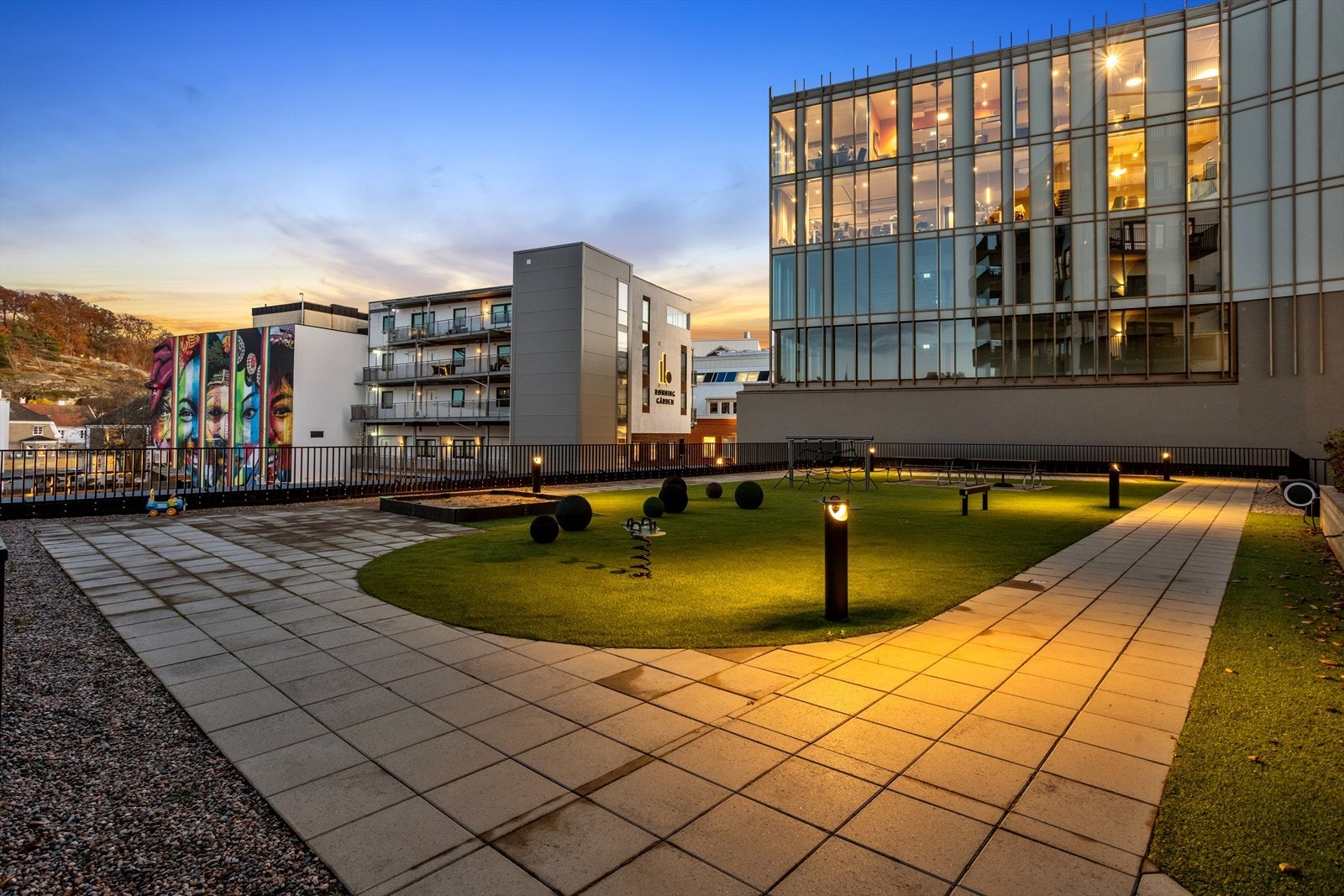 Sandkassen og klatrestativet passer perfekt for de minste Galleribilde