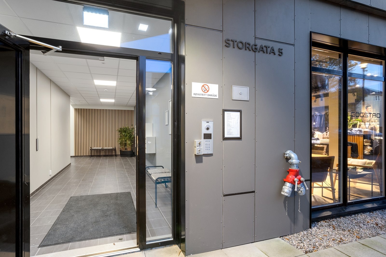 Felles inngang med ringeklokke og kamera Galleribilde