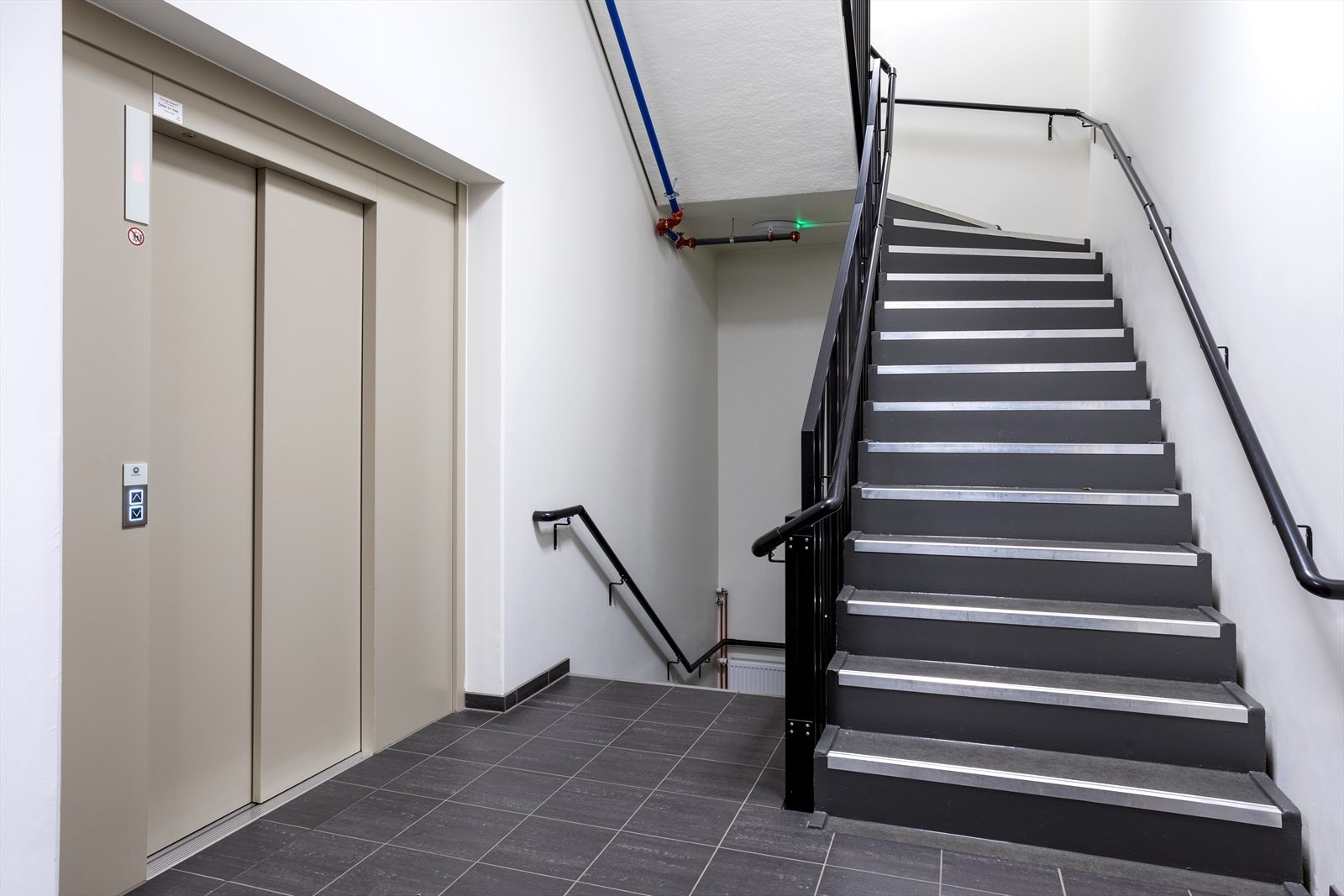 Det er både heis og trapp opp til leiligheten Galleribilde