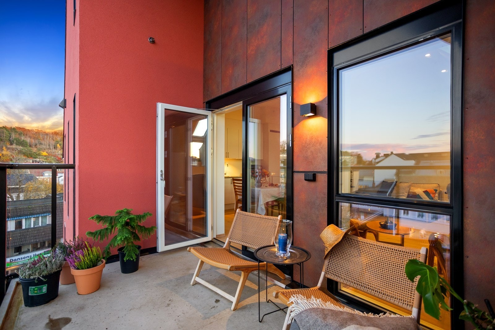 Balkongen er på ca. 9.kvm og har god plass til møblering Galleribilde