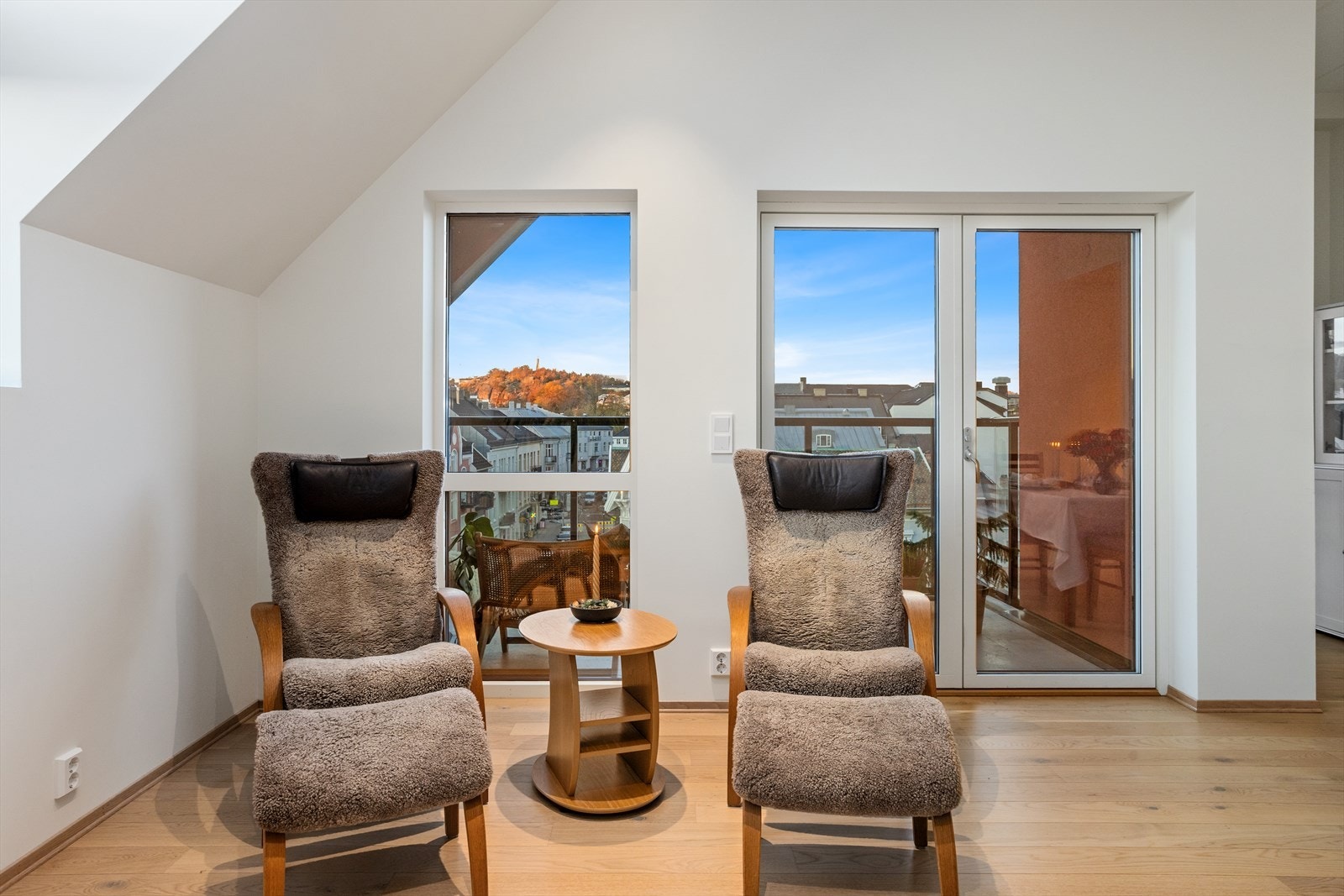 Det er 1-stavs parkett på gulv. Galleribilde