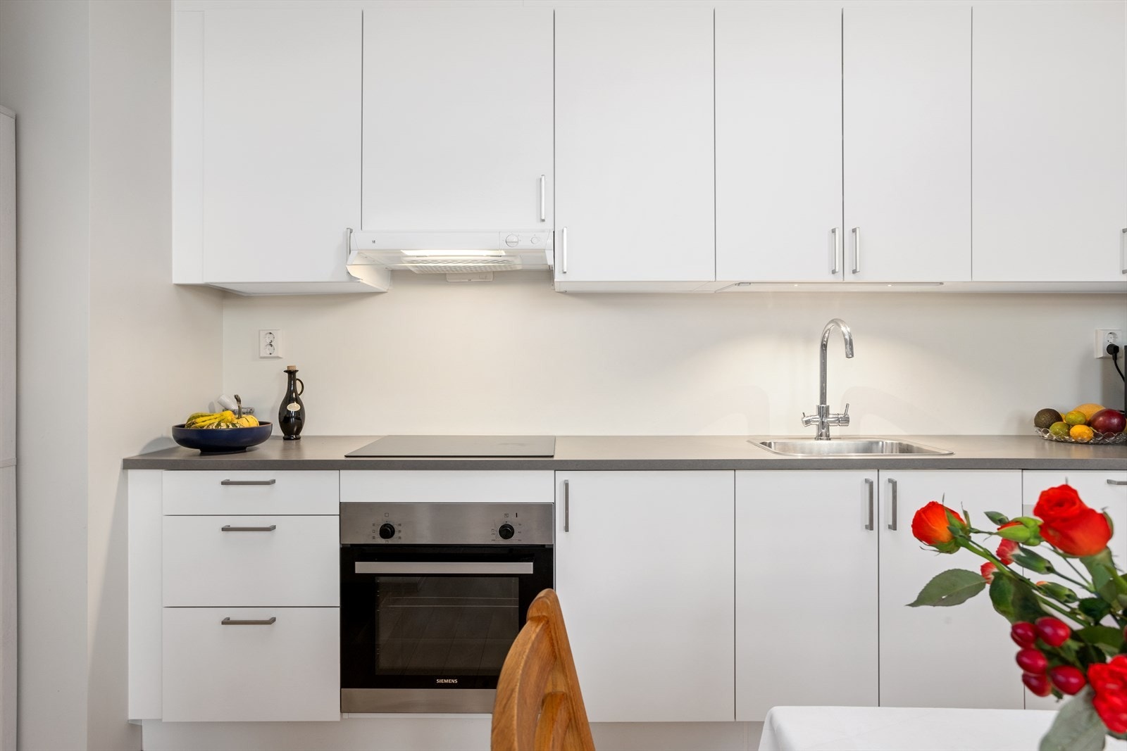 Det er kjøl/ fryseskap, oppvaskmaskin, induksjonstopp og stekeovn Galleribilde