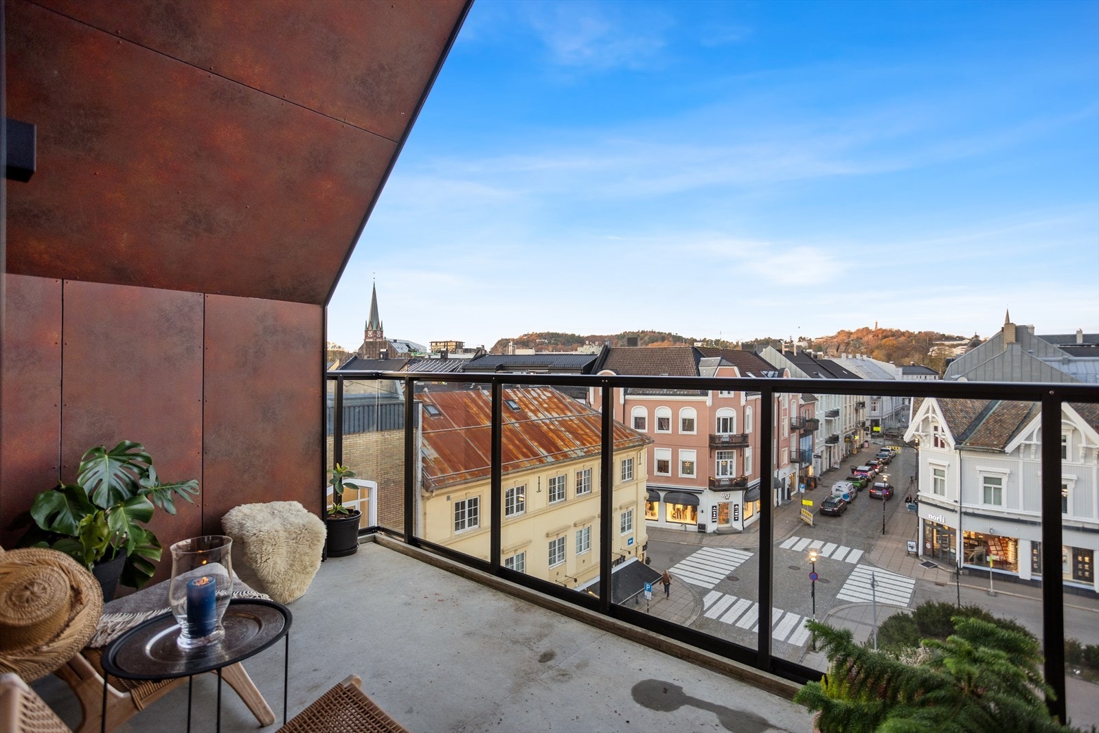 Leiligheten har en takoverbygd balkong med utsikt over handelsgatene Galleribilde