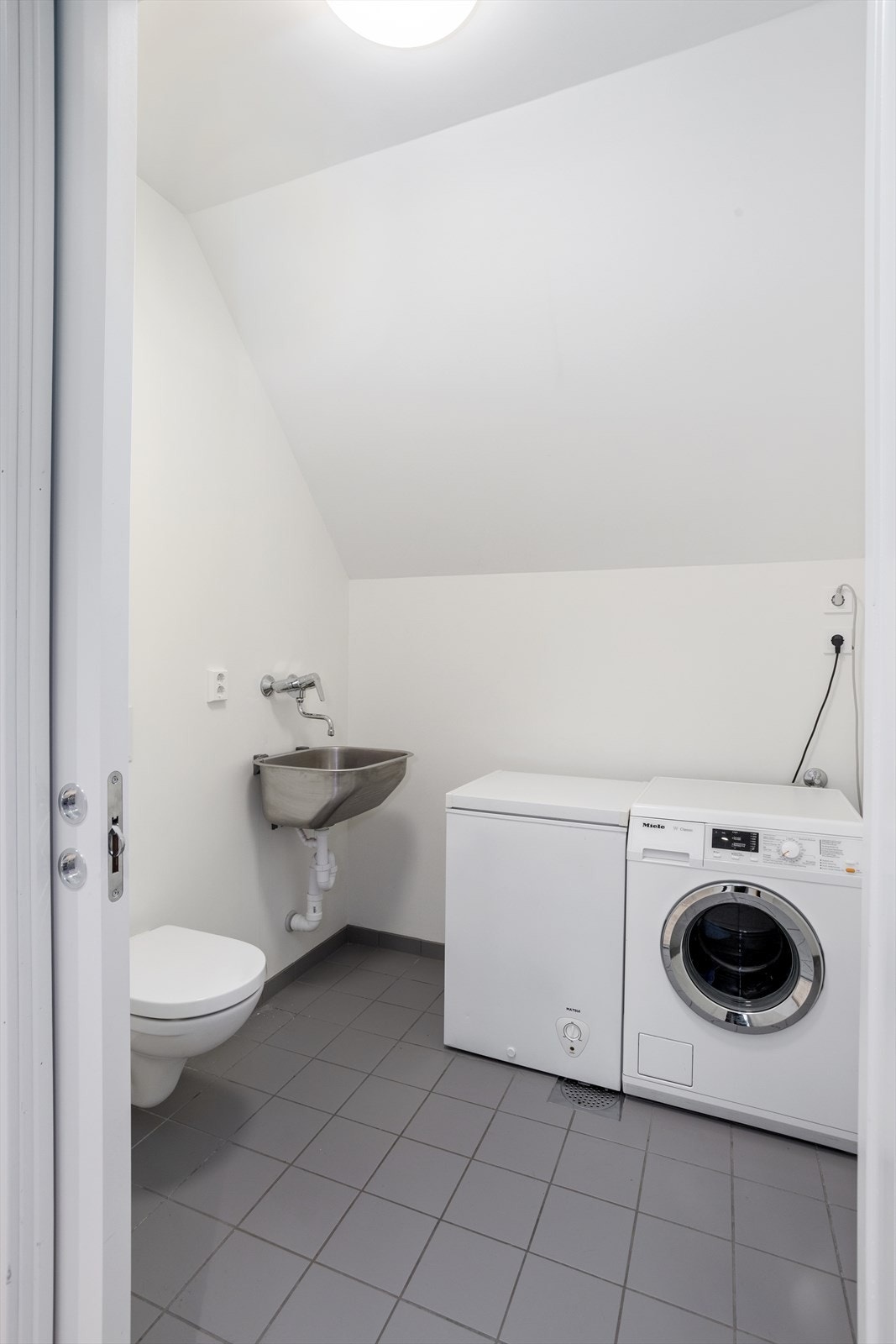 Leiligheten har eget vaskerom med toalett og utslagsvask Galleribilde