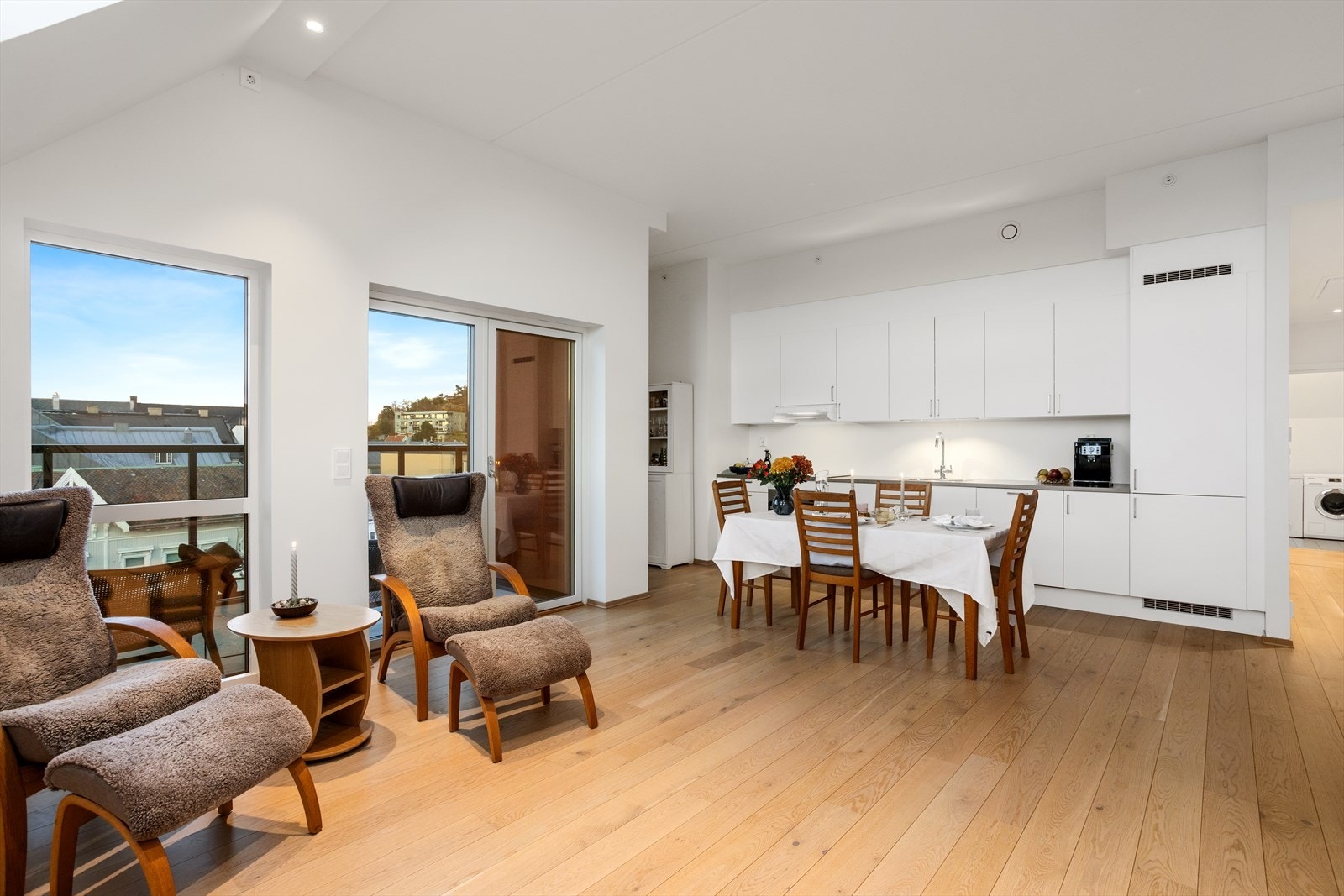 Lys stue i åpen løsning til kjøkkenet Galleribilde