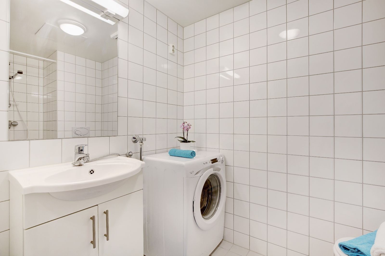 Flislagt bad med varmekabler i gulv. Opplegg til vaskemaskin. Galleribilde