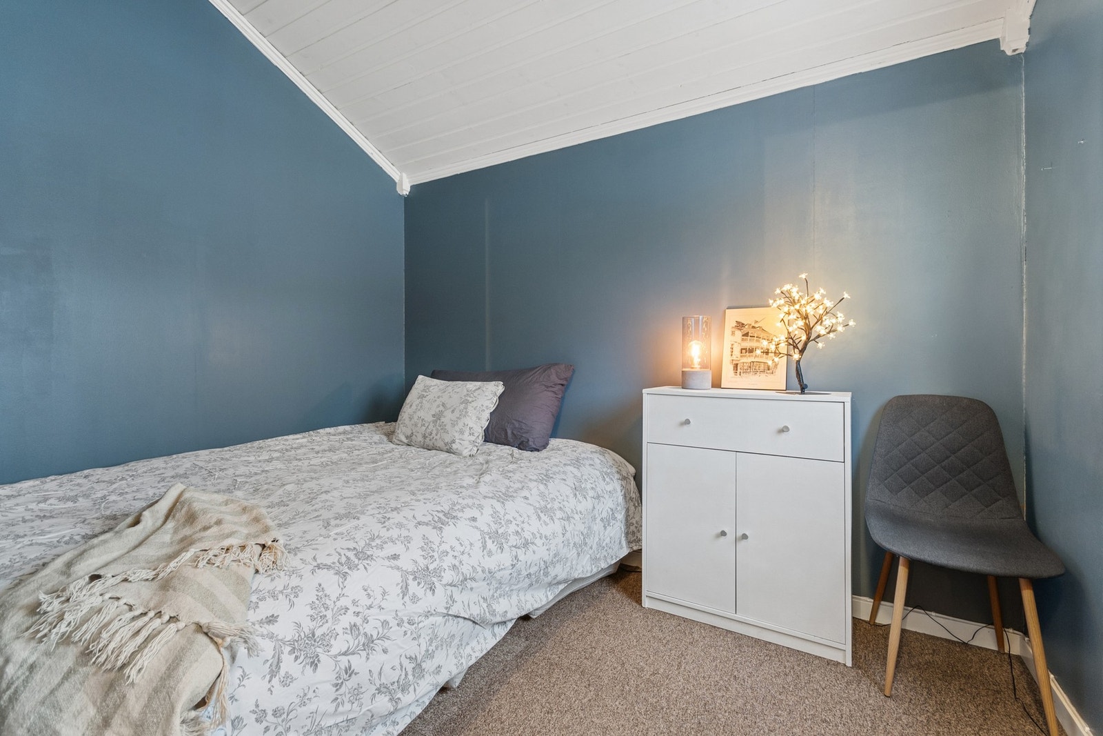 Romslig soverom i første etasje. Galleribilde