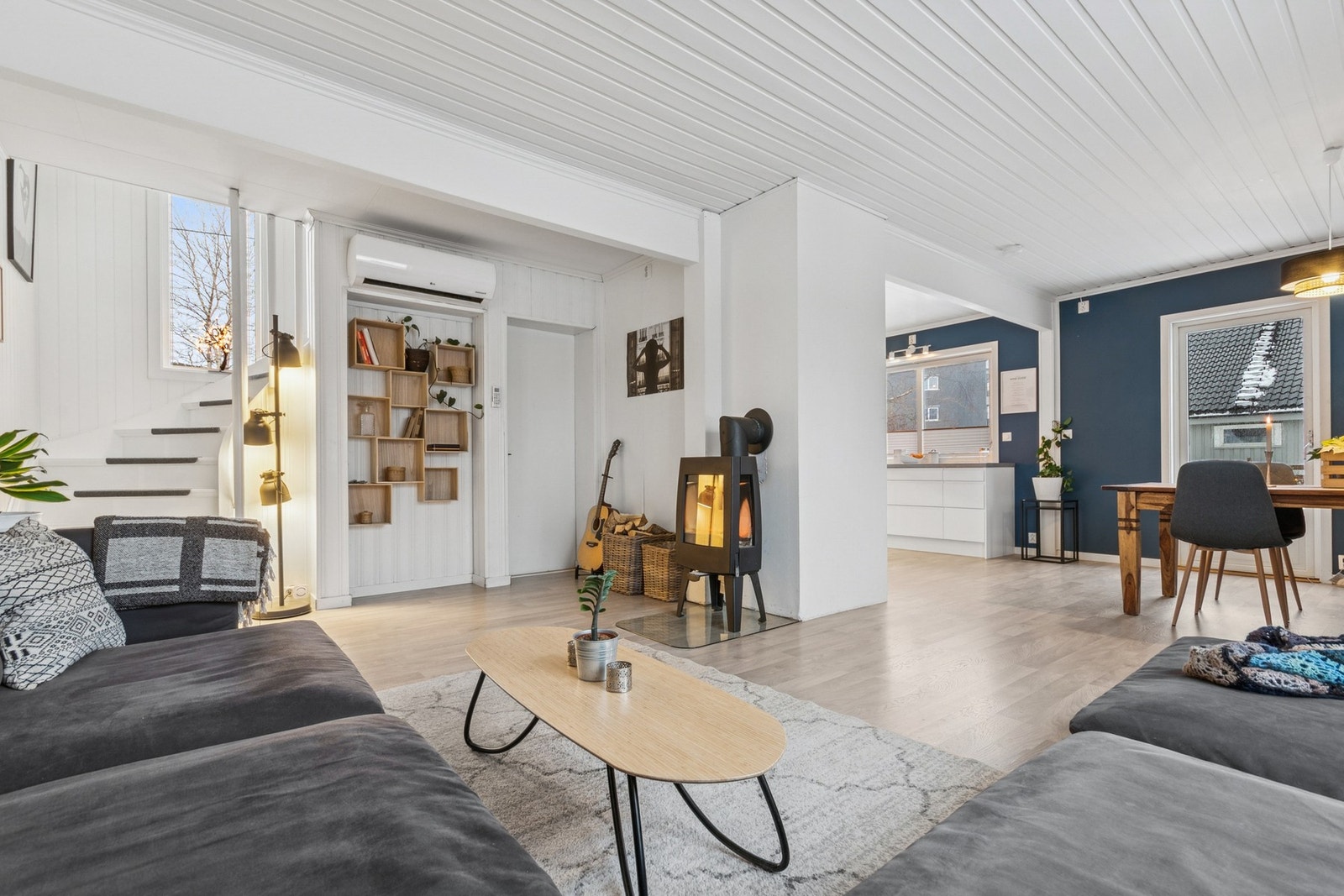 Fra stuen er det utgang til romslig balkong. Galleribilde