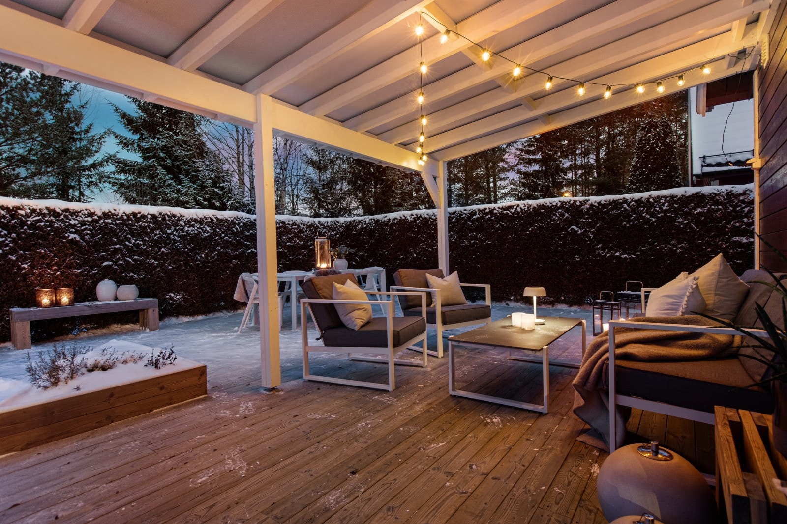 Terrassen fungerer utmerket som en naturlig forlengelse av stuen i sommerhalvåret. Galleribilde