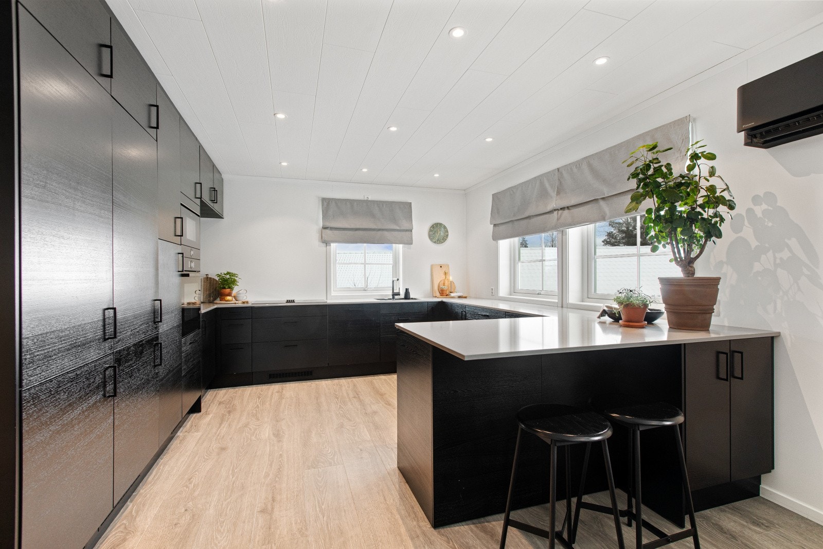 Rålekkert Epoq-kjøkken med stilren Nerostein benkeplate. Kjøkkenet er nytt fra 2019 og har integrerte hvitevarer, inkludert kjøleskap, fryseskap, oppvaskmaskin, komfyr, micro, induksjonstopp og vinkjøler. Galleribilde