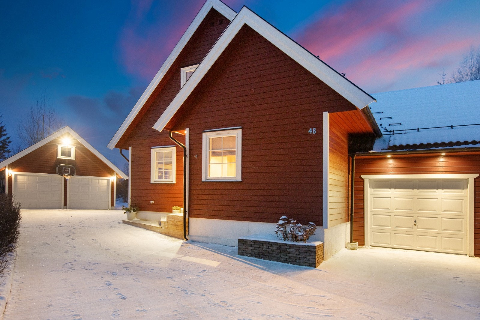 Den romslige gårdsplassen med belegningsstein gir et ryddig og pent førsteinntrykk, og eiendommen kan videre skilte med dobbelgarasje med innredet hems samt en enkel garasje godkjent som carport. Galleribilde