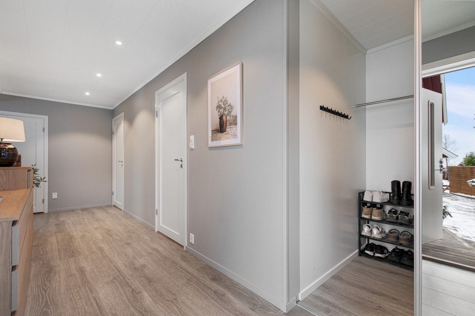 Her ser du størrelsen på rommet innenfor skyvedørene. Videre innover i boligen ligger det ene badet, samt vaskerommet. Galleribilde