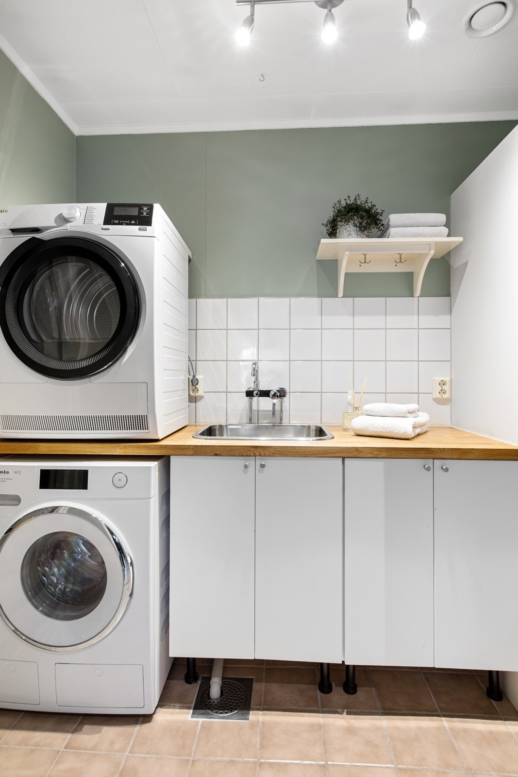 Ved siden av badet ligger vaskerommet, med det tekniske rommet praktisk plassert tett inntil. Galleribilde