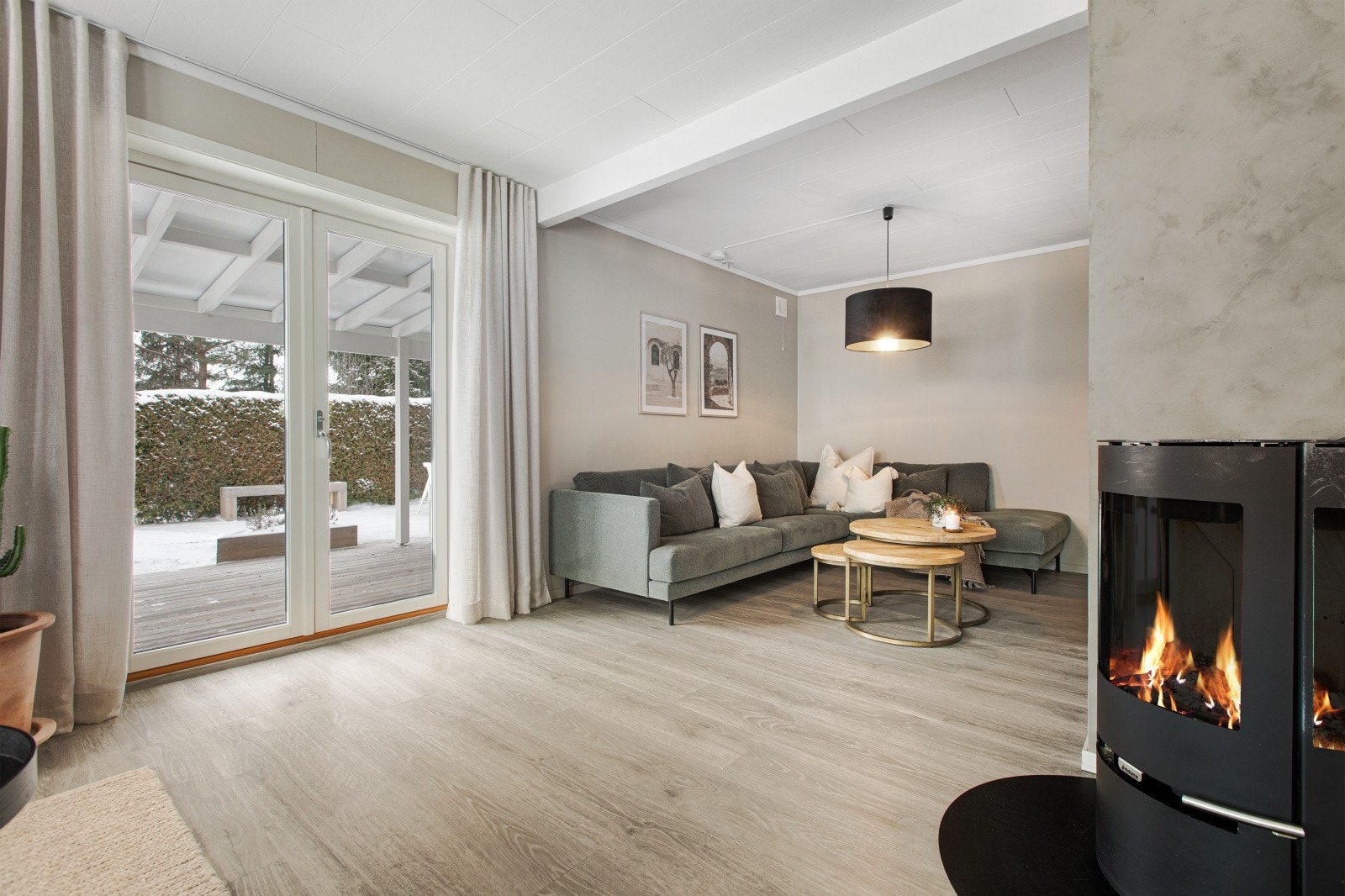 Tidligere var dette et separat soverom, men nåværende eier har åpnet opp rommet og gjort det til en del av stuen. Vinduer er erstattet med en dobbel terrassedør, som gir en naturlig overgang til uteområdet og et lyst, luftigt rom. Galleribilde