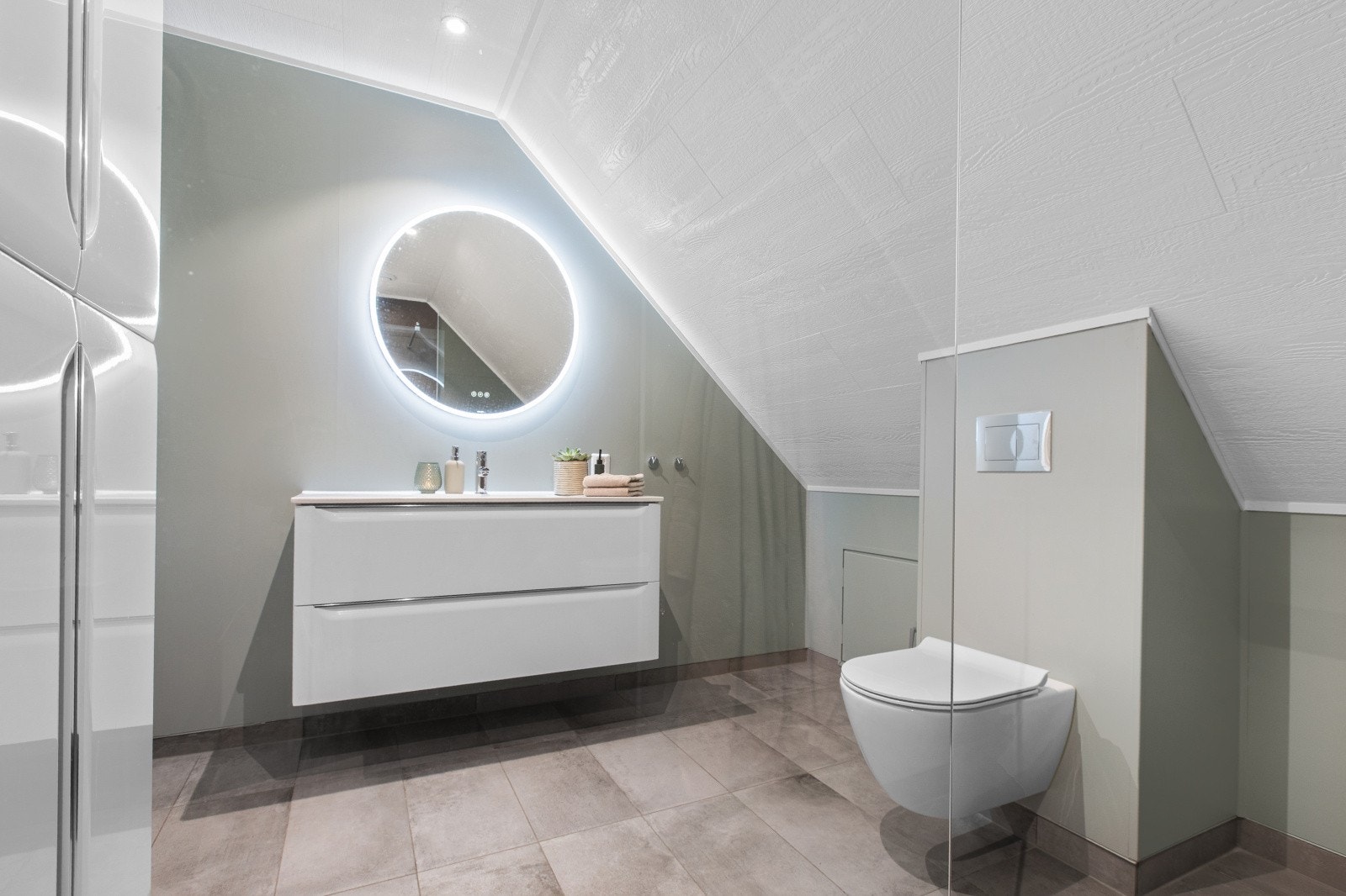 For ekstra komfort er badet utstyrt med varmekabler i gulv og moderne downlights i himlingen. Galleribilde