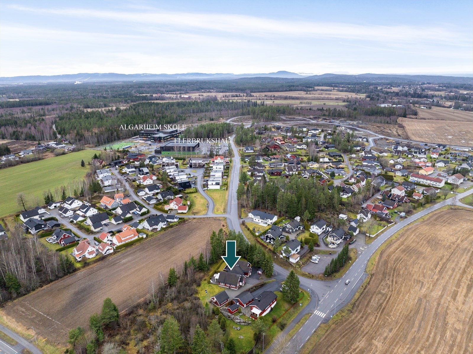 Boligen har en attraktiv beliggenhet på Algarheim, med kun få minutters gange til barneskole og flerbrukshall - ideelt for barnefamilier. Galleribilde