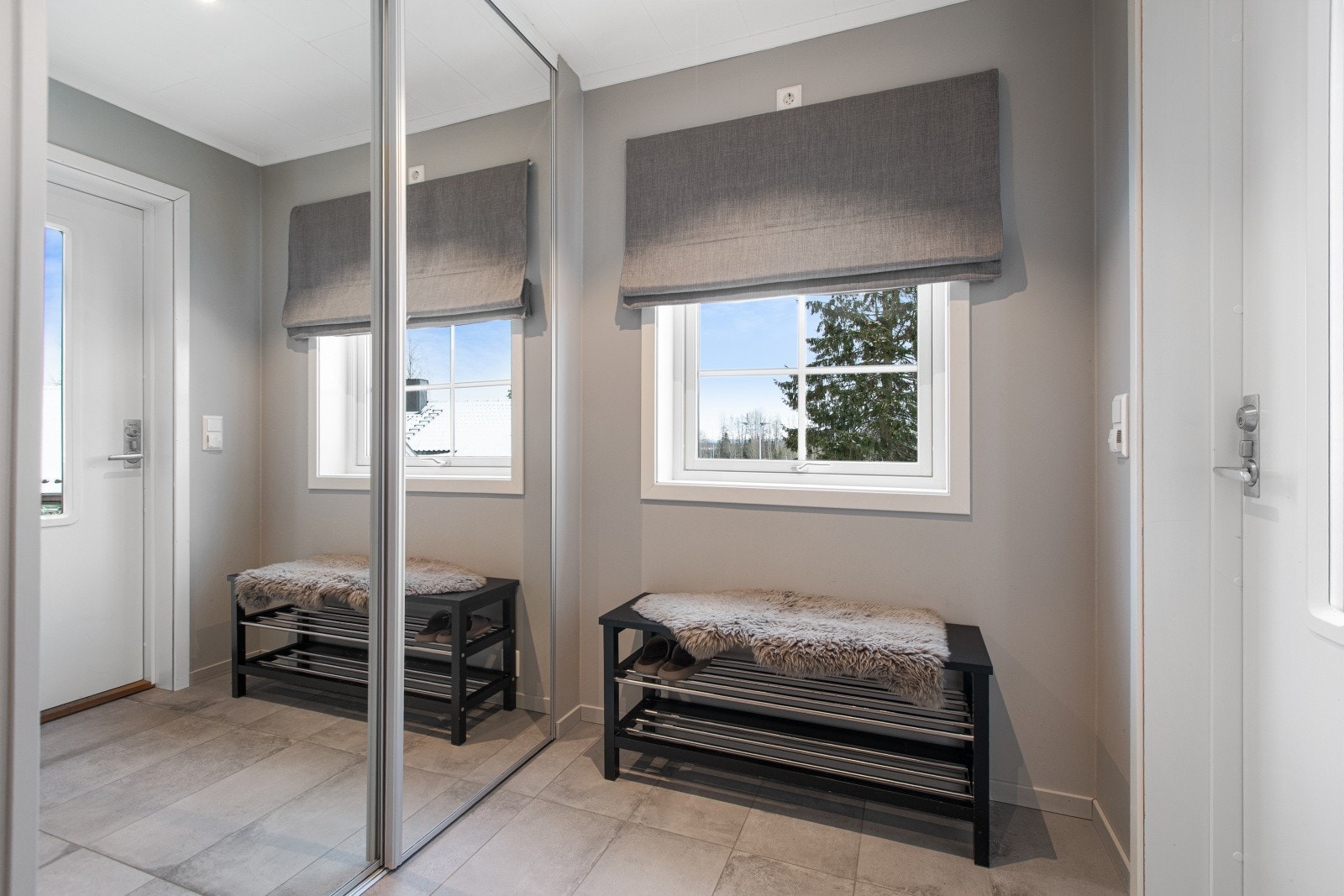 I entréen er det montert skyvedørsgarderobe med speilfronter. Innenfor ligger et rom av god størrelse som gir rikelig plass til yttertøy og sko. Galleribilde
