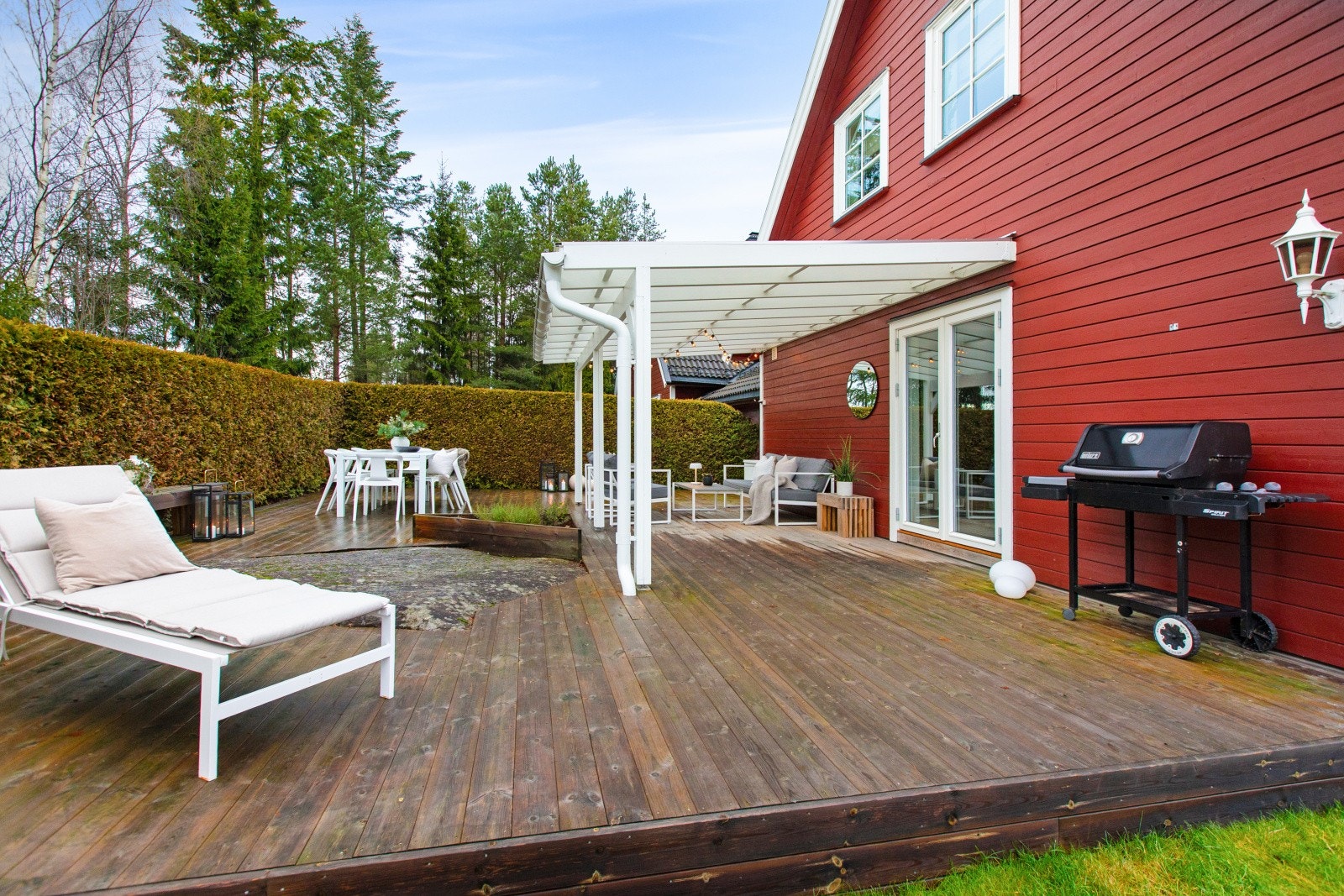 Romslig og flott terrasse med direkte adkomst til hagen - ideell for utemøbler, grilling og hyggelige sammenkomster. Galleribilde