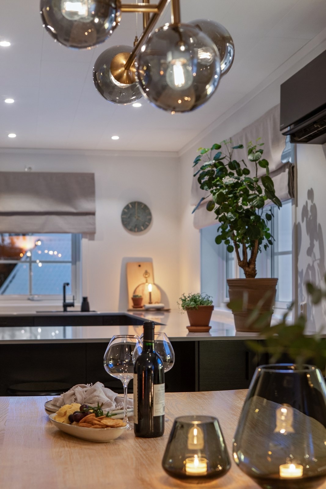 Stuen har plass til et stort og innbydende spisebord, perfekt for hyggelige måltider med familie og venner. Galleribilde