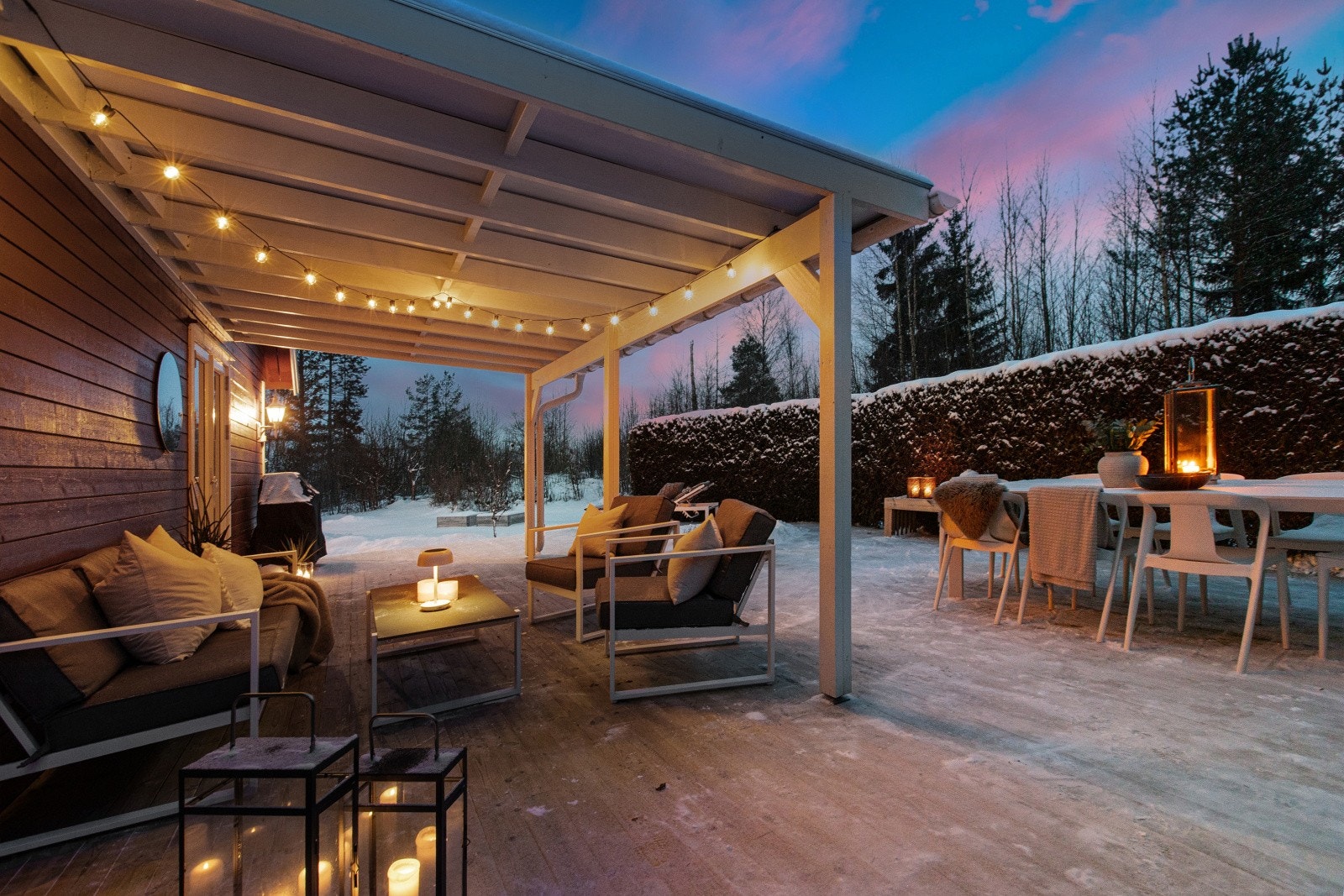 Fra stuen er det direkte utgang til en romslig og hyggelig, overbygd terrasse som gir fine muligheter for både avslapning og sosiale sammenkomster. Galleribilde