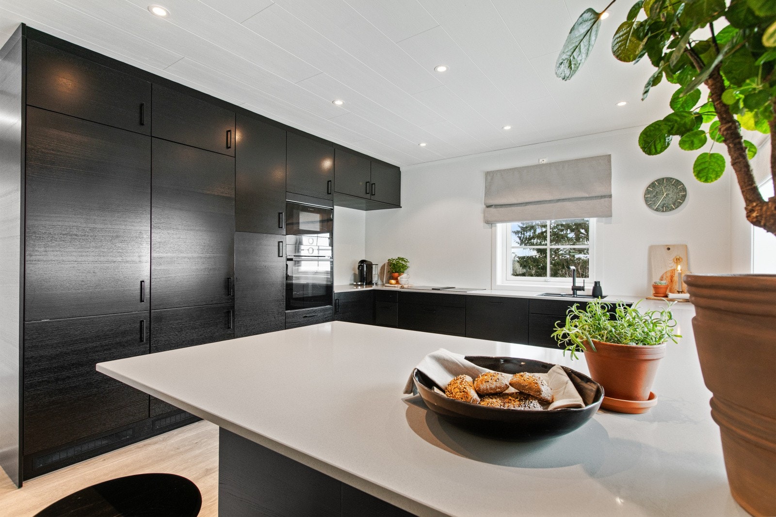 Her får du et praktisk kjøkken med rikelig skap- og benkeplass. Galleribilde