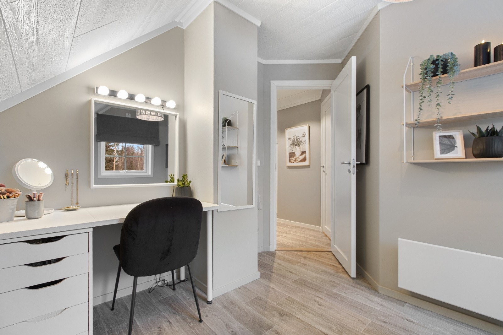 Det andre soverommet har god størrelse og er utstyrt med en plassbygd pult - ideelt som barnerom eller hjemmekontor. Galleribilde