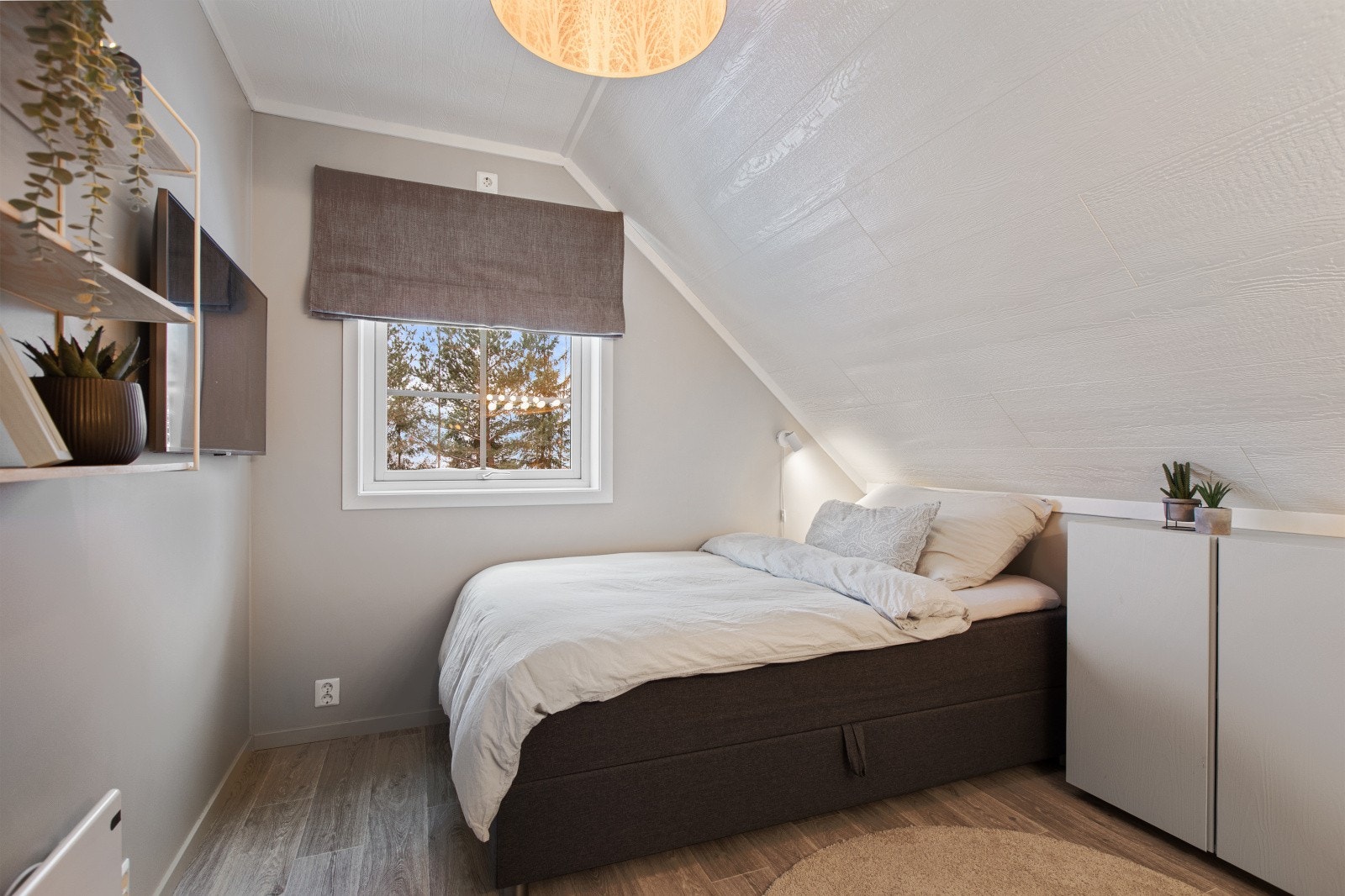 Rommet gir gode møbleringsmuligheter med plass til både seng og nattbord. Galleribilde