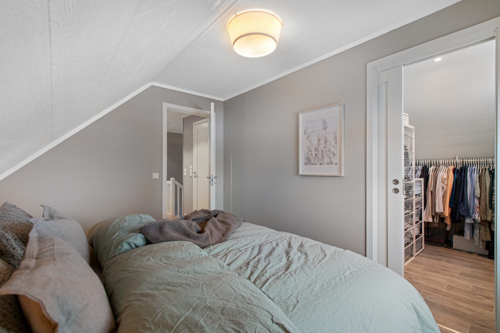 Hovedsoverommet har direkte adkomst til et walk-in-closet med praktisk skyvedør. Galleribilde