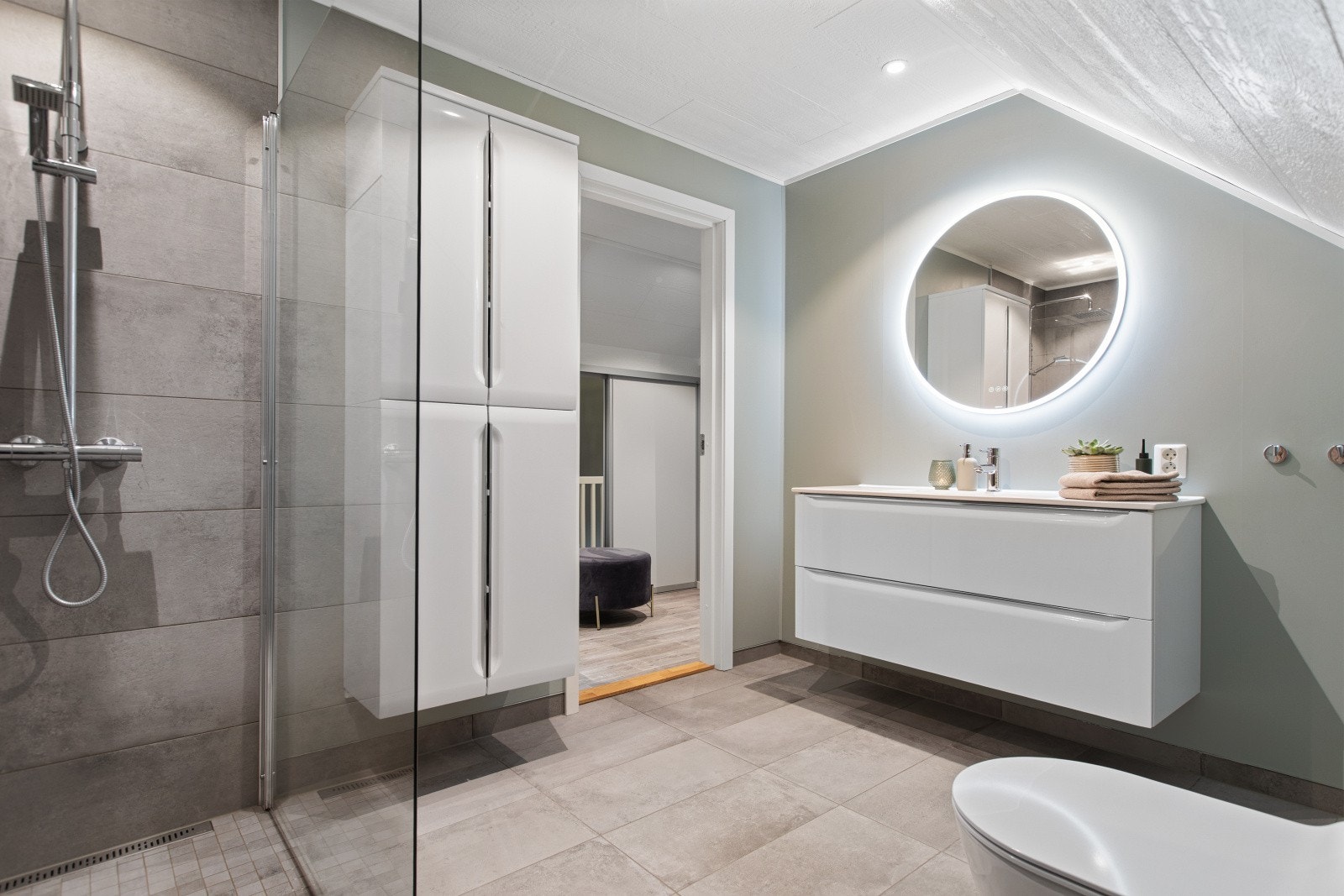 Lekkert, stilrent baderom fra 2019 med moderne uttrykk. Galleribilde