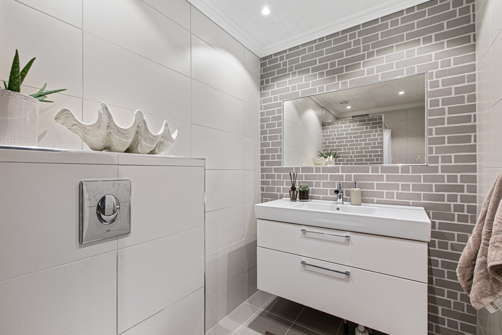 Gulvet har varmekabler, og i himlingen er det installert downlights som gir et moderne og lyst preg. Galleribilde