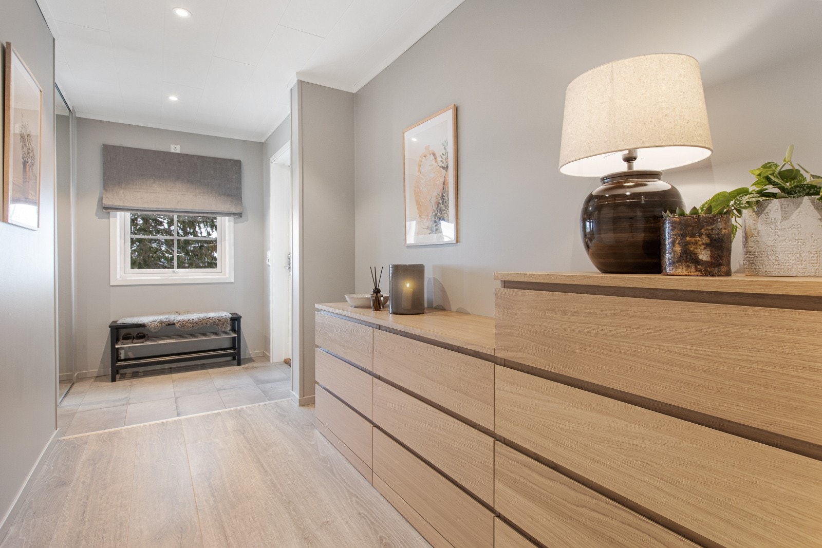 Velkommen inn! Du ønskes velkommen av en hyggelig entré med fliser på gulv og behagelige varmekabler. Galleribilde