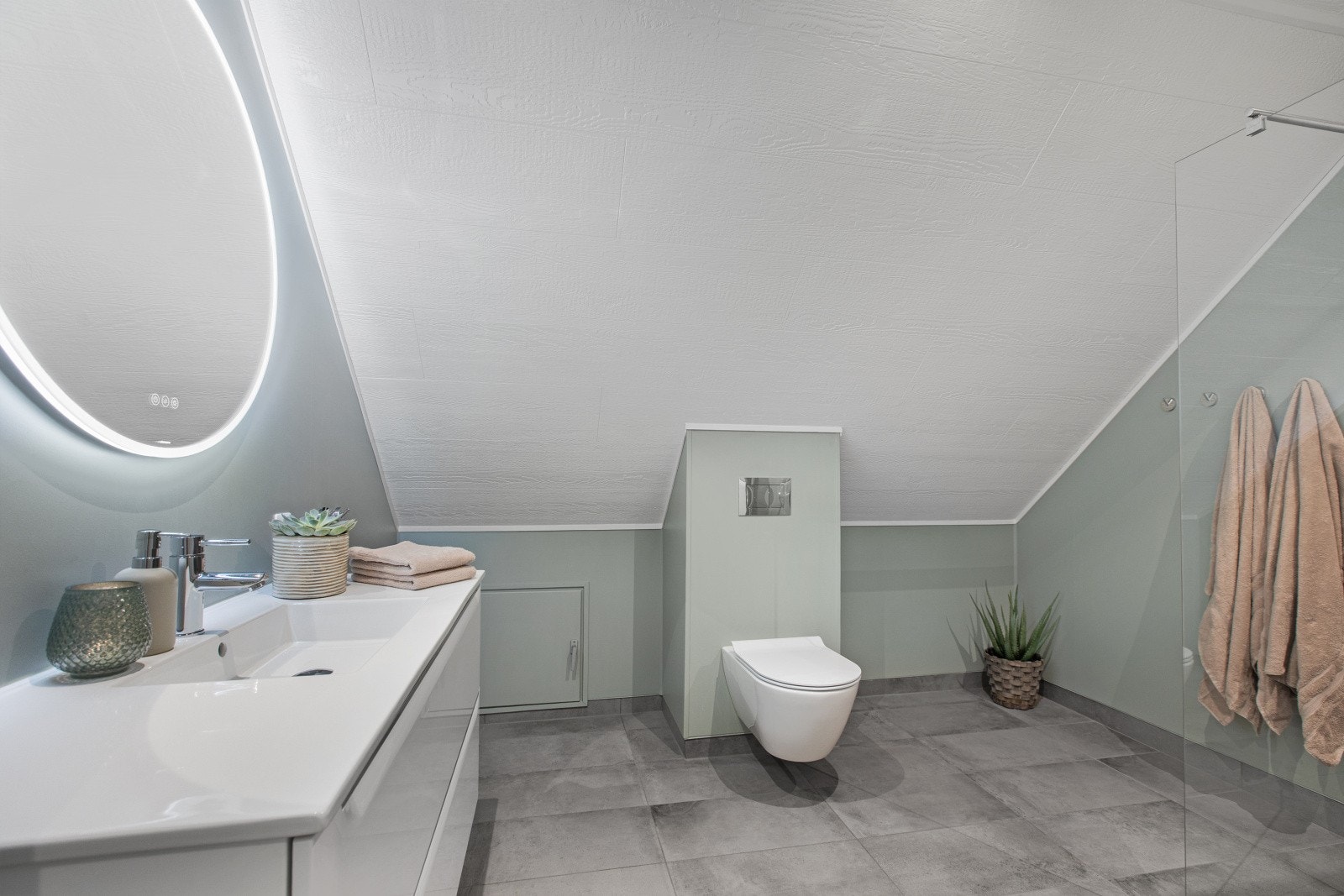 Vegghengt toalett bidrar til et moderne og stilrent preg på badet. Galleribilde