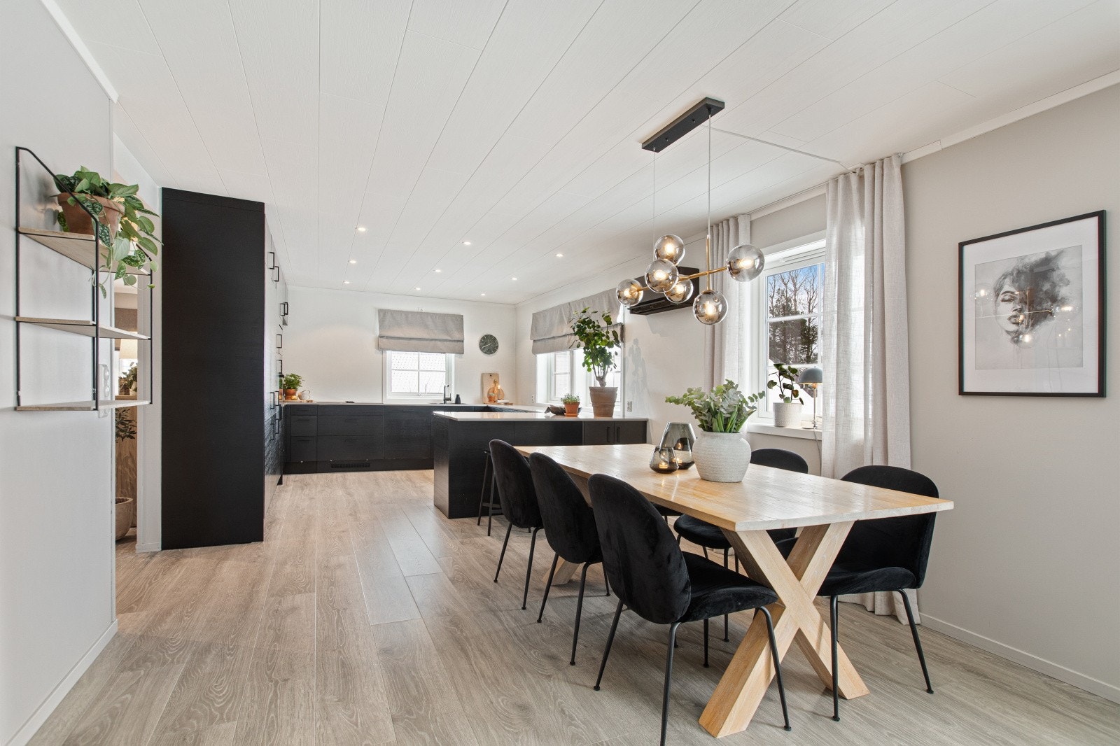 Lengre inn i boligen finner du den åpne kjøkken- og stueløsningen. Galleribilde