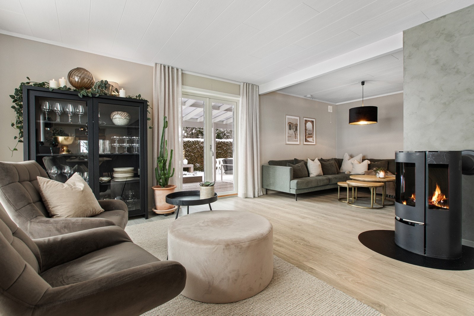 I stuen er det både installert peisovn og varmepumpe. Galleribilde