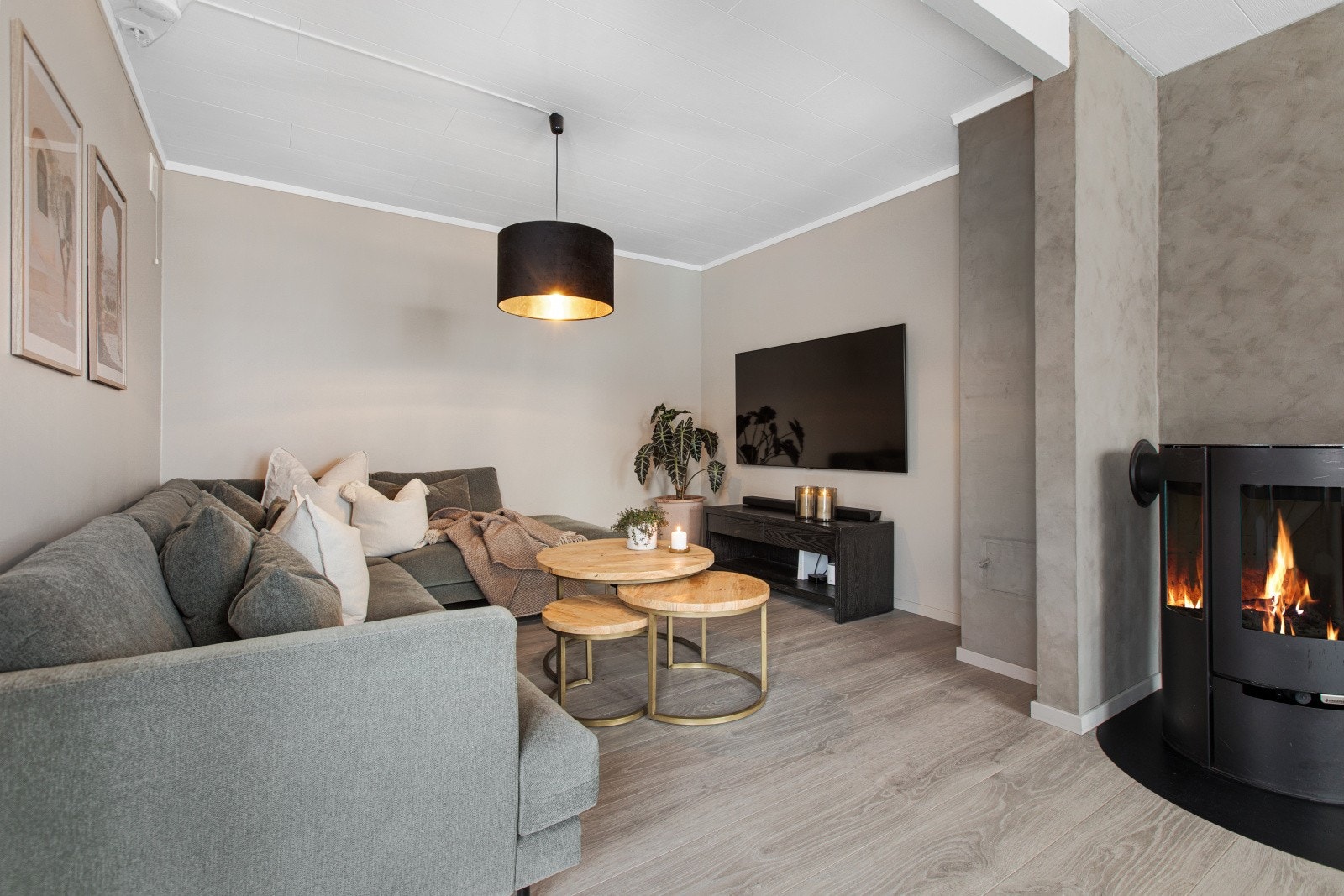 Perfekt plassering for sofaen, som skaper et naturlig og hyggelig samlingspunkt for familie og venner. Galleribilde