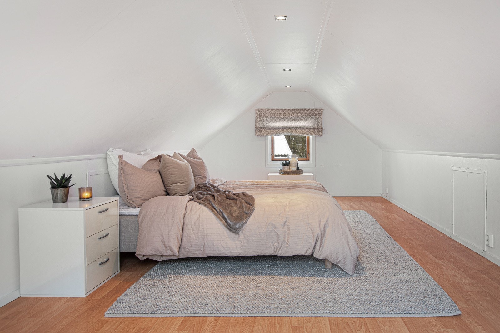 Over garasjen finner du en innredet hems som passer utmerket som gjesterom, treningsrom eller praktisk oppbevaringsplass. Det gjøres oppmerksom på at rommet ikke er godkjent som soverom, til tross for dagens innredning. Galleribilde