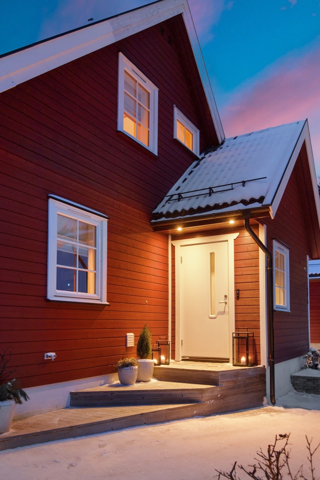 Nåværende eier har gjort betydelige påkostninger på eiendommen, blant annet ved å bygge inn den tidligere utvendige boden, noe som har gitt en romsligere entré. Galleribilde