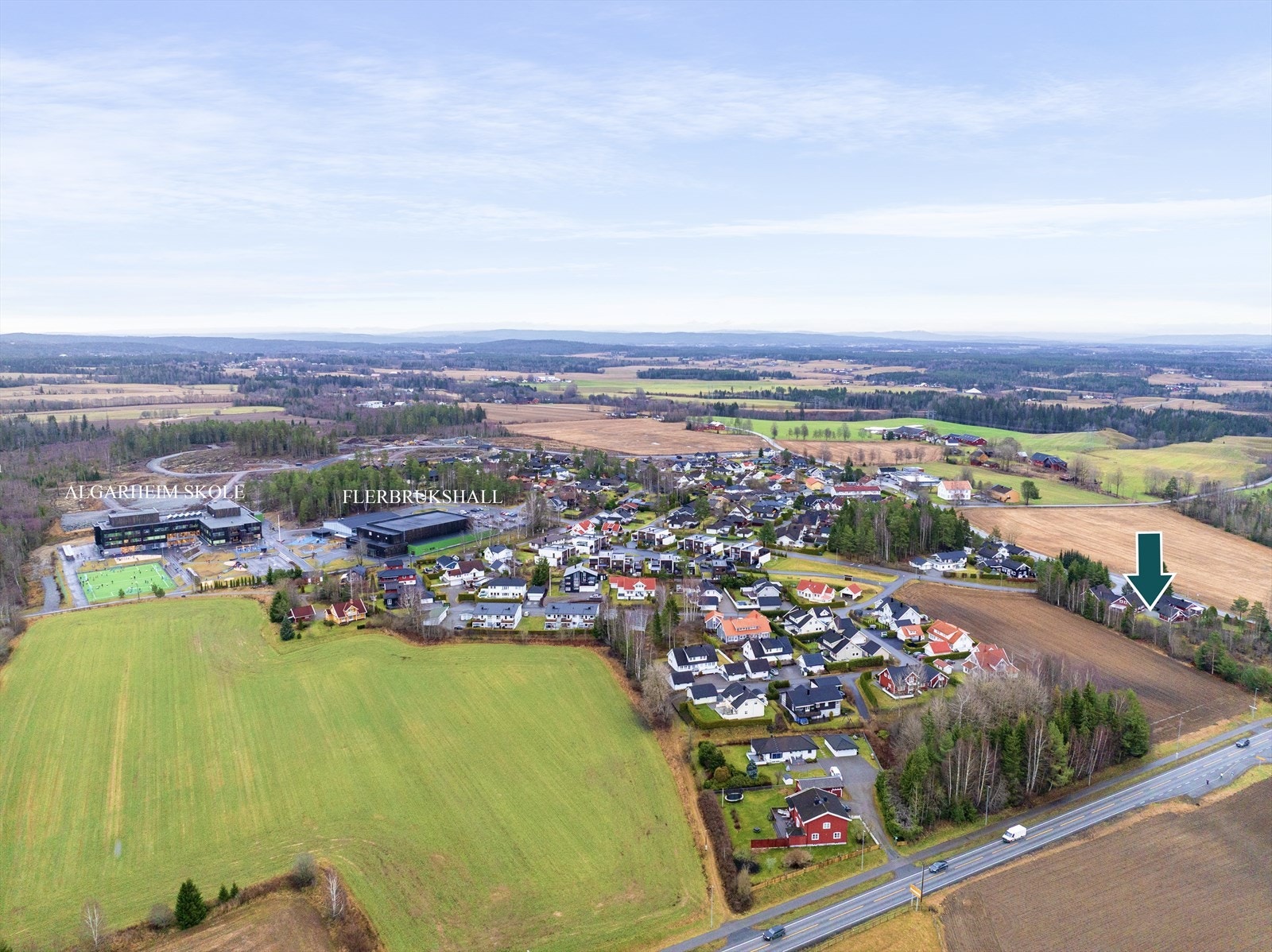 Boligen har nærhet til marka og lysløyper, og med kun en kort kjøretur når du Jessheim sentrum med et bredt servicetilbud. Galleribilde